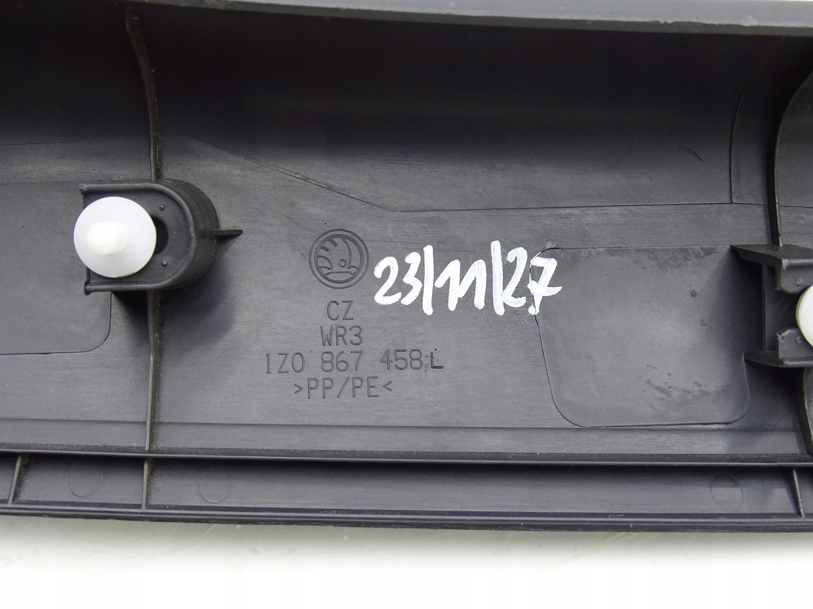 side SLUPKA right SKODA OCTAVIA II 1Z0867458L