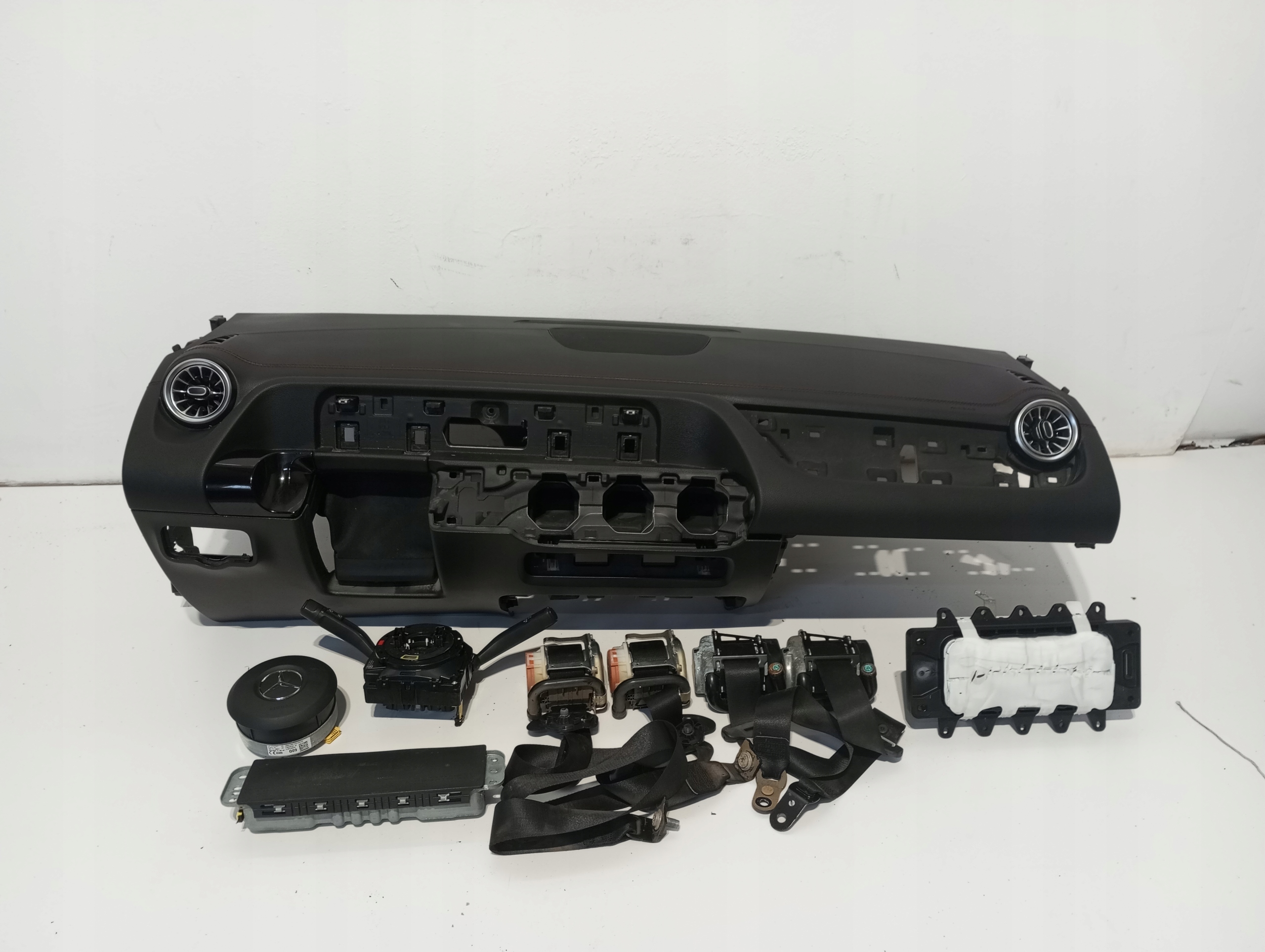 dashboard Mercedes EQA red NIC