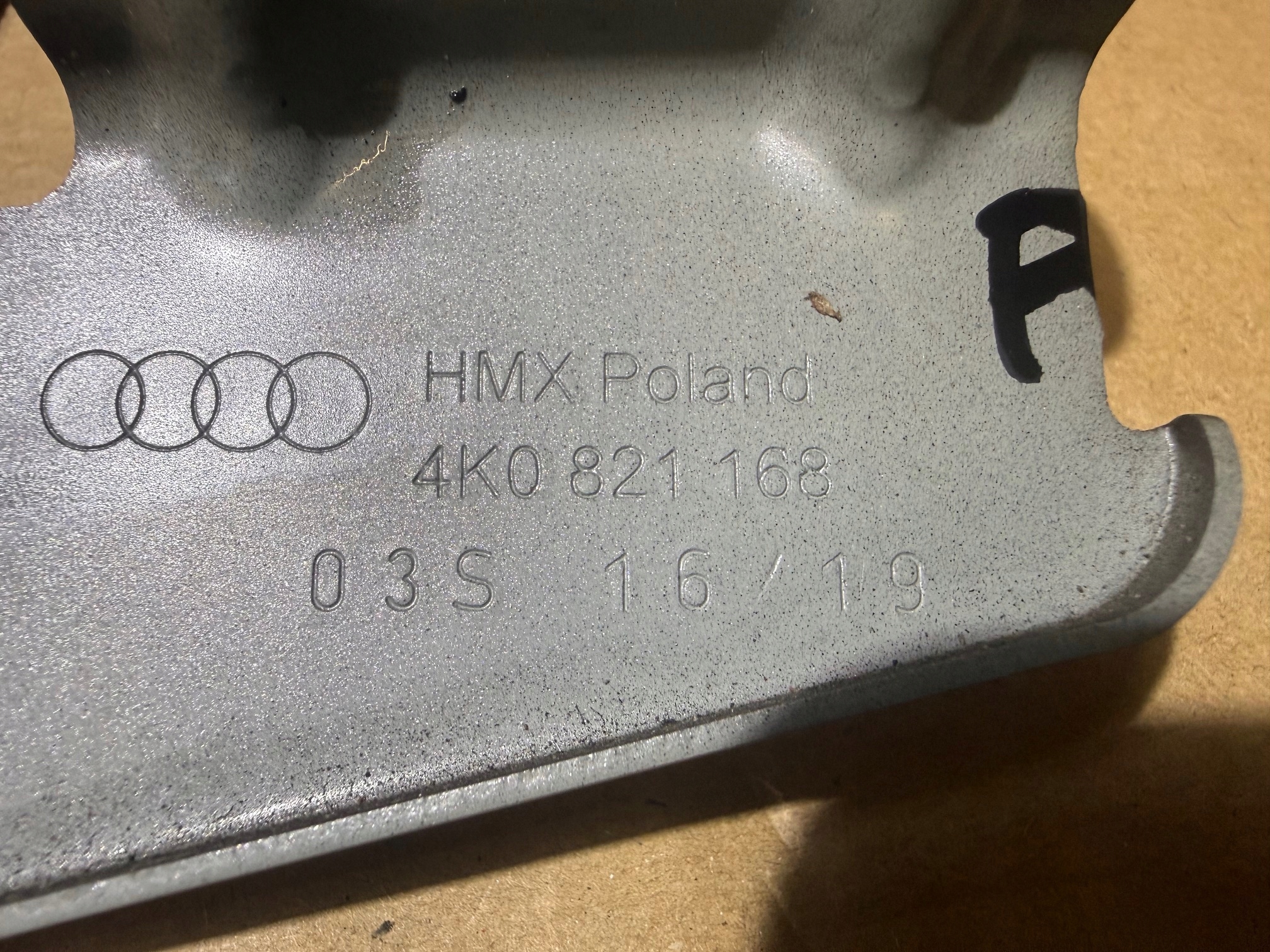 AUDI A6 C8 LZ7F console bracket holder of a fender right front 4K0821168