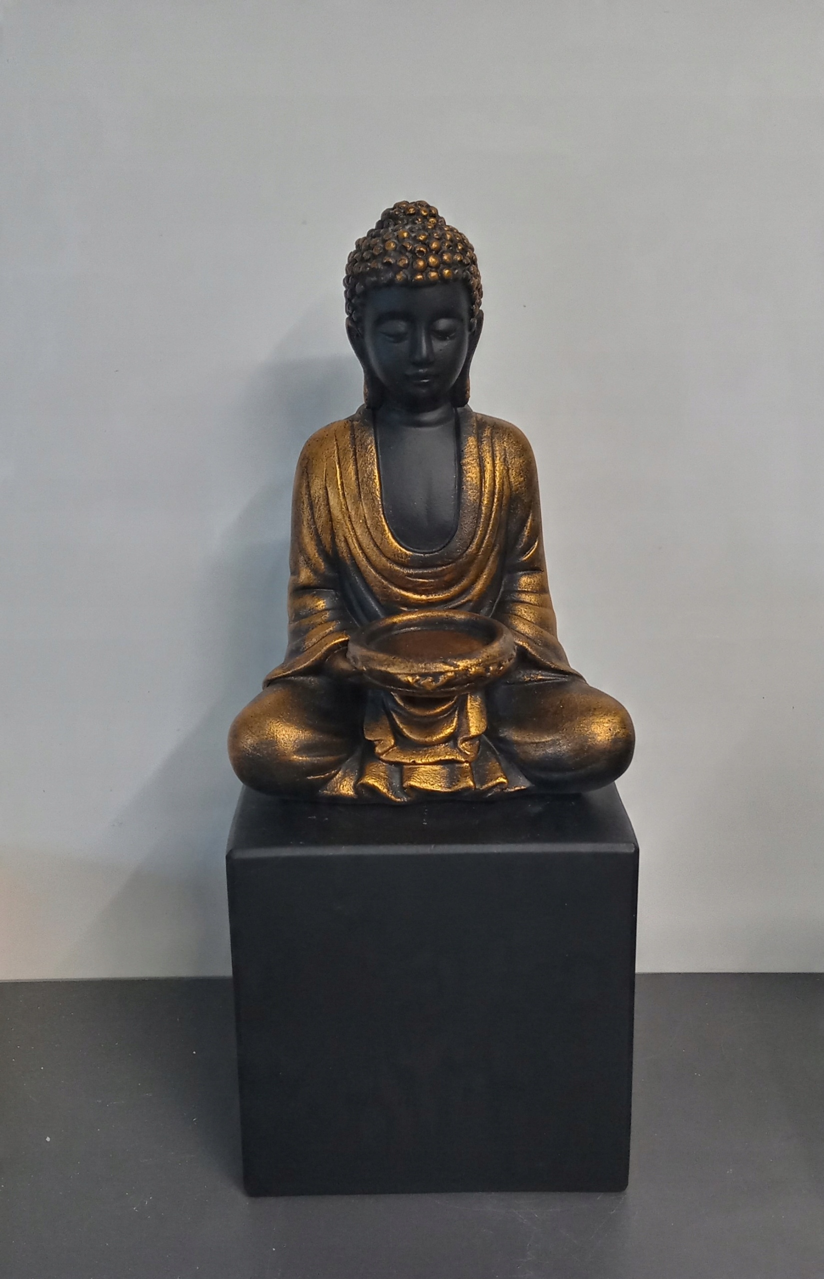 

Świecznik budda.20cm.Kolor czarno-złoty
