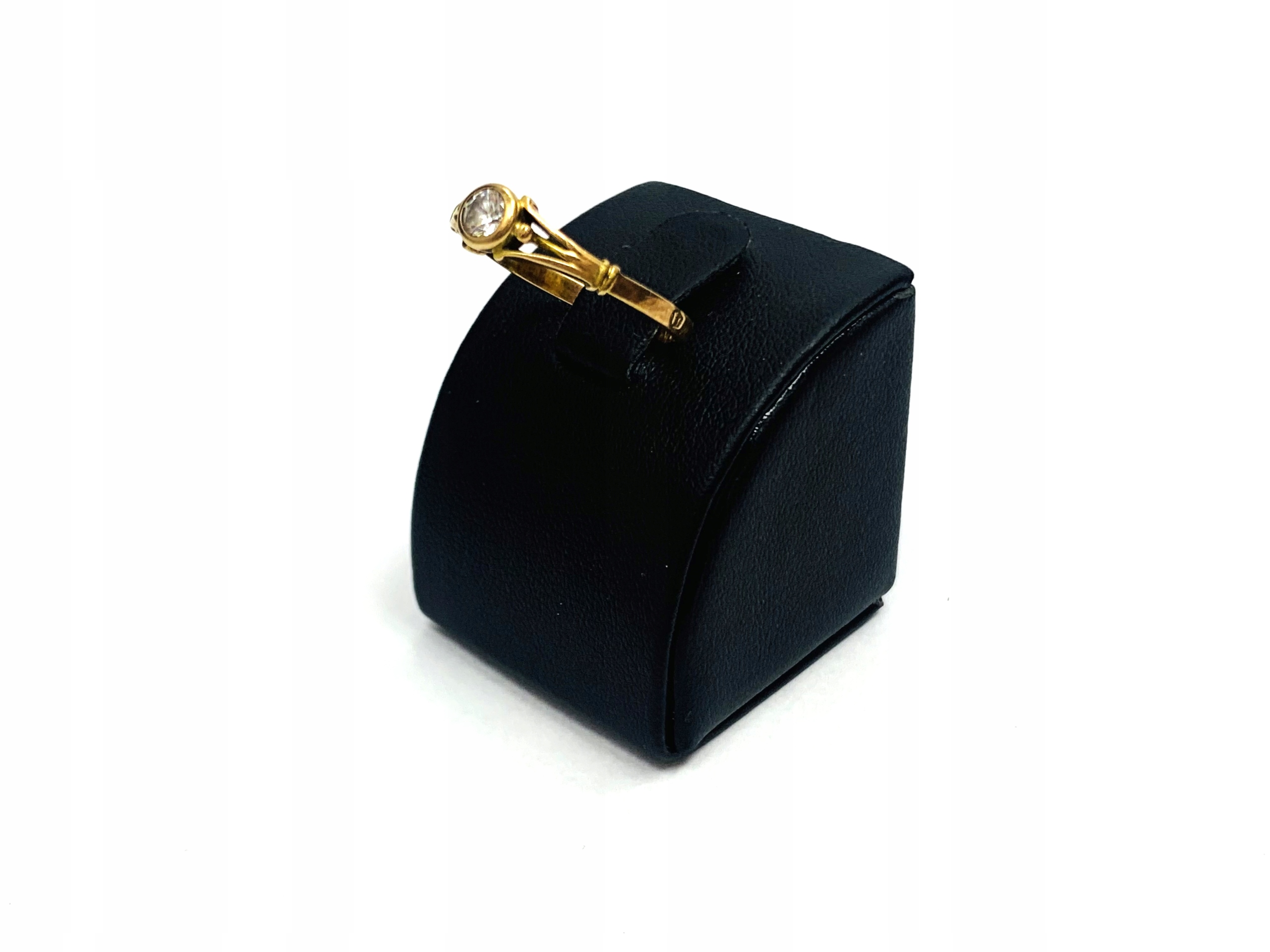 Pierścionek z cyrkonią 585 1,95g interLOMBARD Rodzaj Klasyczne Stylizowane na stare Wyrób jubilerski Inny