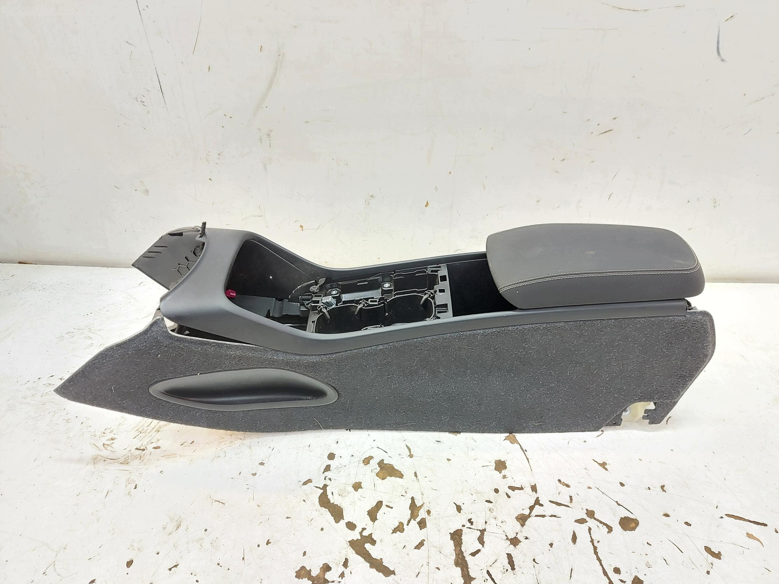Volvo XC40 Lift Recharge armrest tunnel central