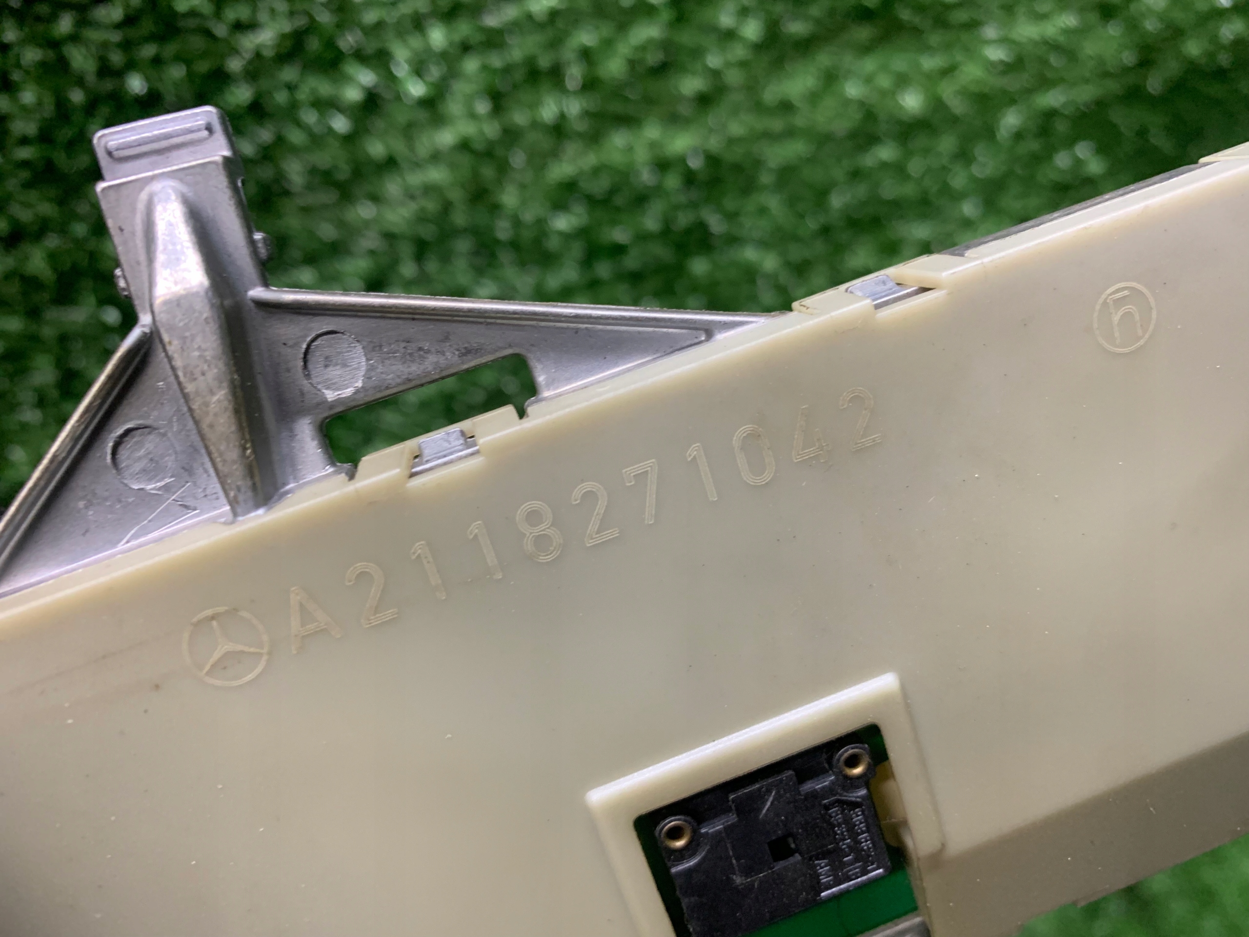 antenna amplifier Mercedes W211 OE 2118271042