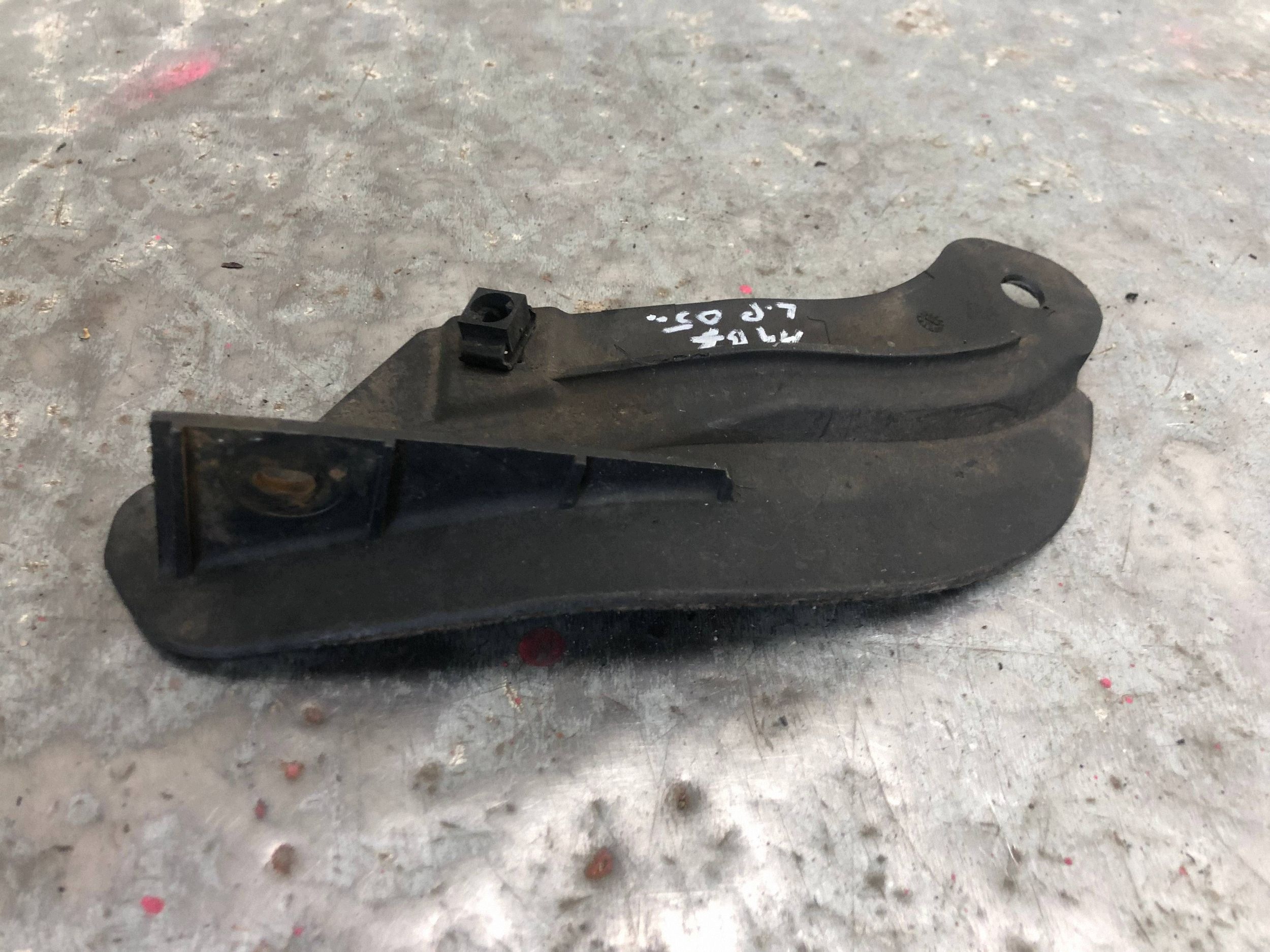 Schmutzfänger links vorne AUDI A4 B7 8E0853887A