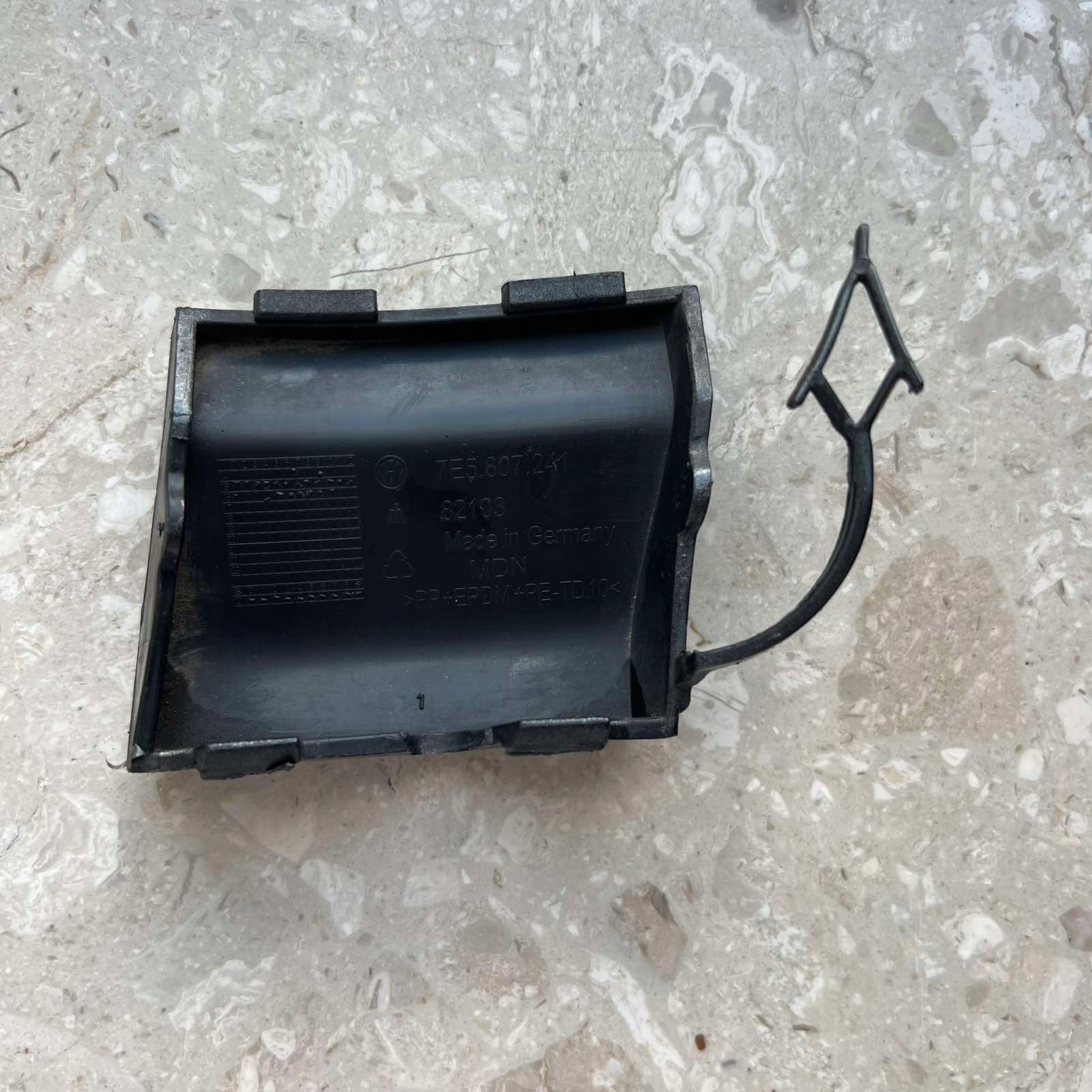 VW TRANSPORTER T5 Abschleppöse der Stoßstange vorne 7E5807241