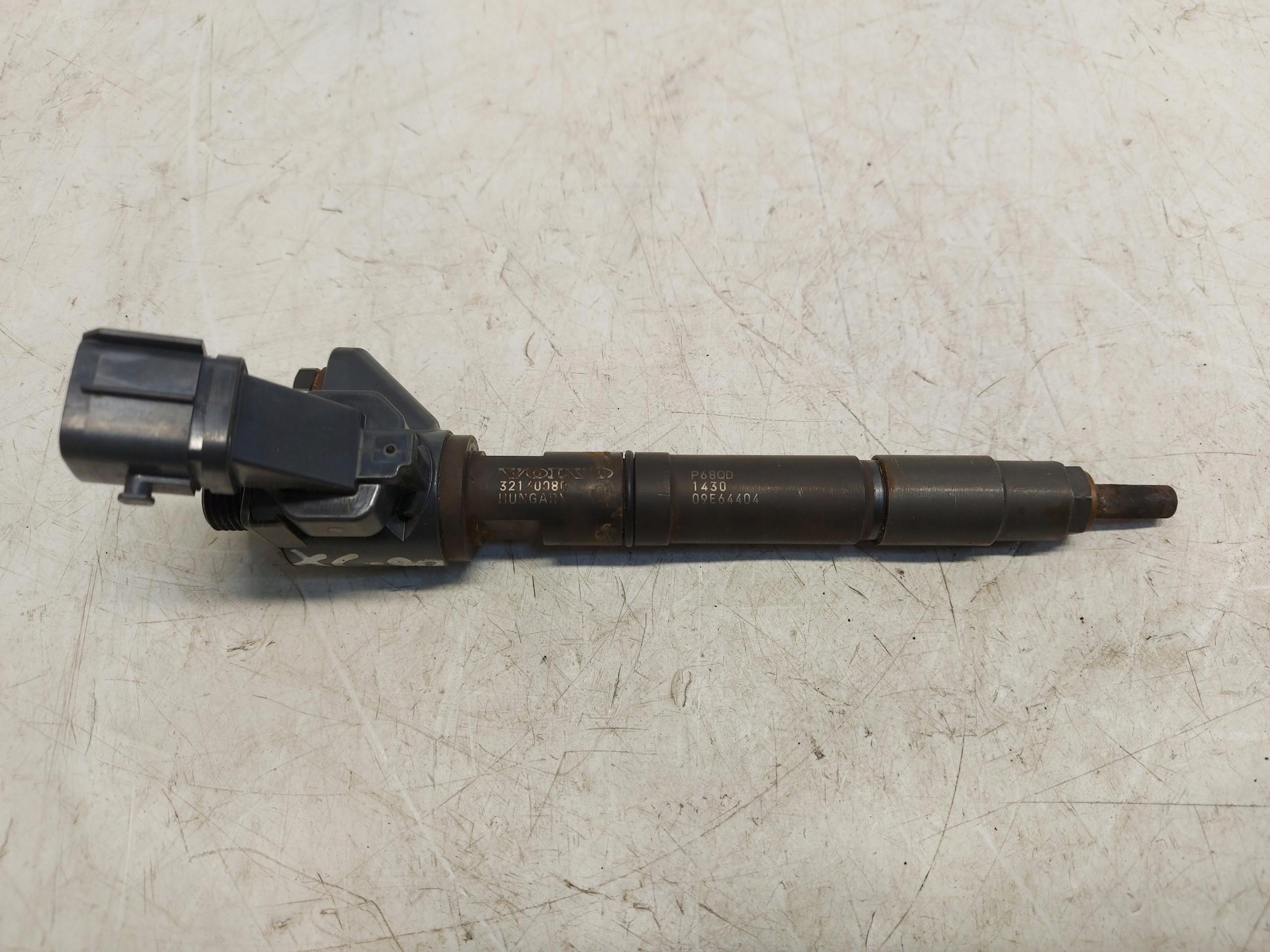 VOLVO XC90 II B5 2.0 TD injector 32140080