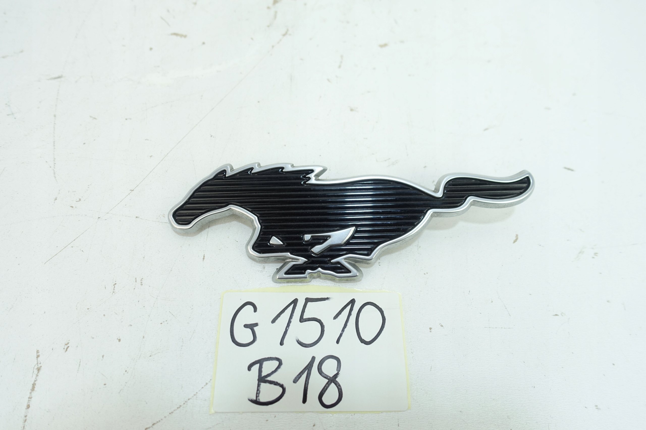 FORD MUSTANG MACH-E 2020- EMBLEMAT LOGO KLAPY BAGAŻNIKA LJ8B-43156-AC