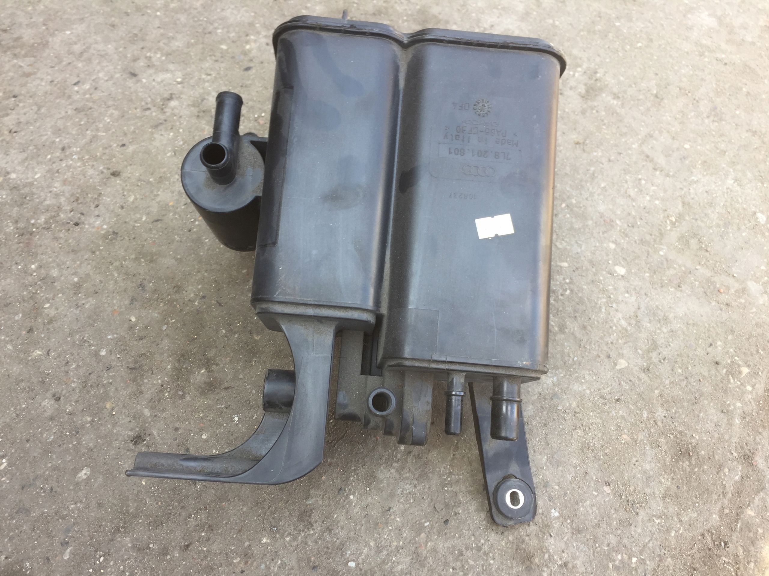 AUDI Q7 4L 3.6 FSI karbonski filter 7L8201801