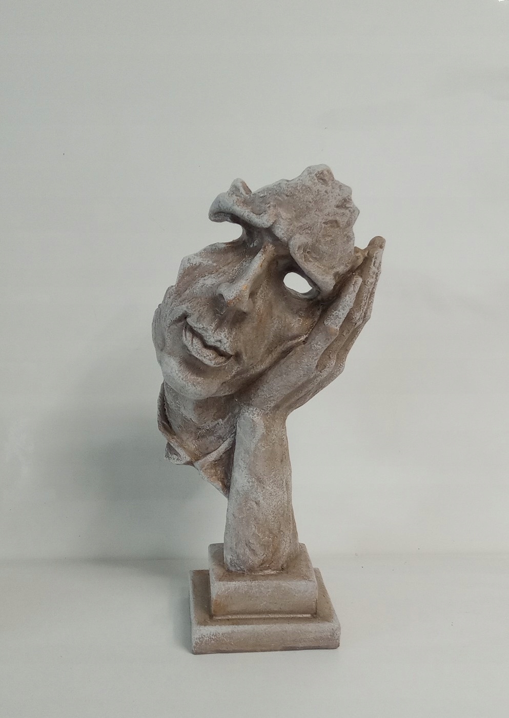 

Rzeźba H-33cm. Szary,beżowy,złoty