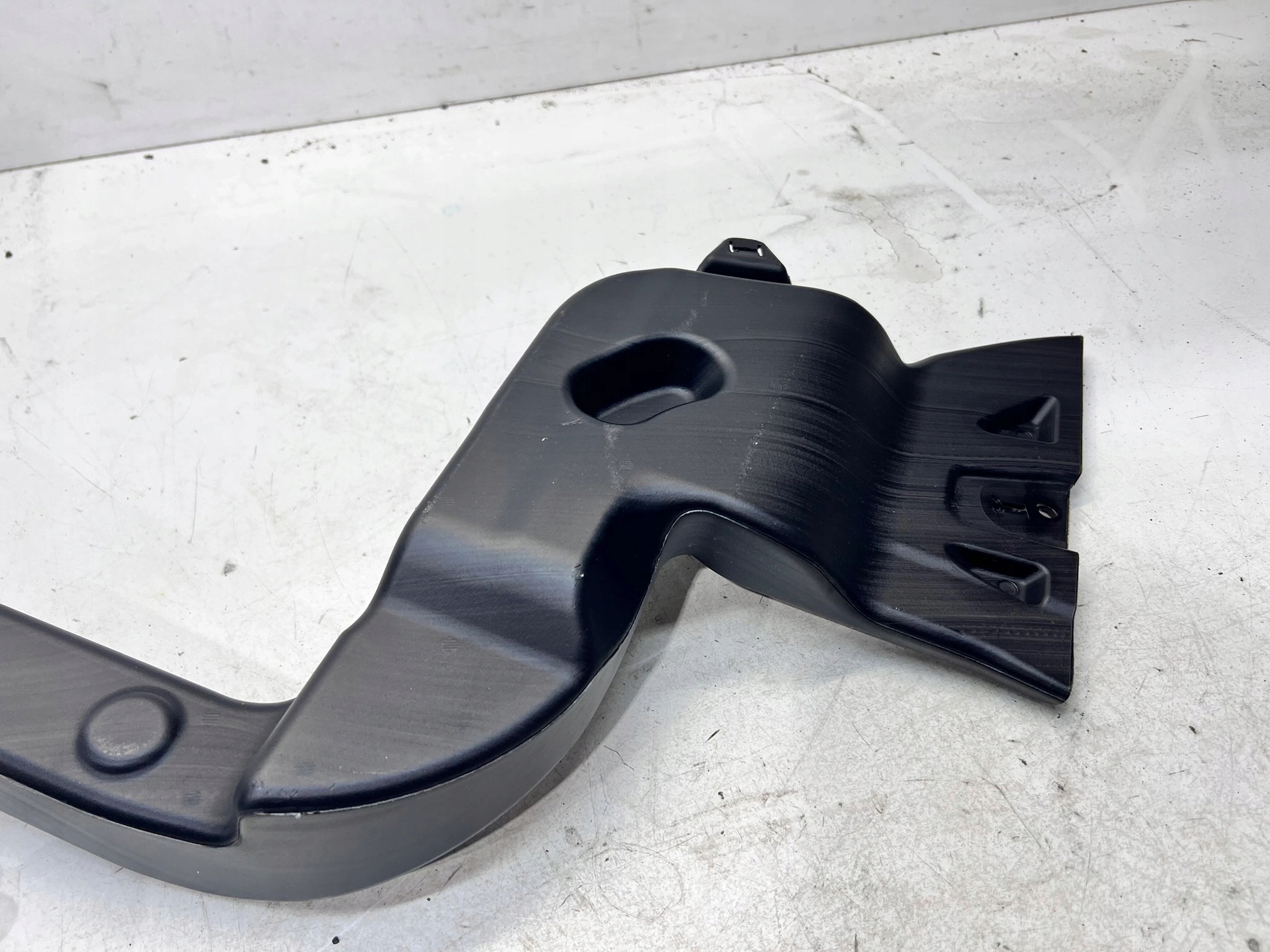 drain POWIETRZNY left AUDI Q4 E-TRON 1EA819801