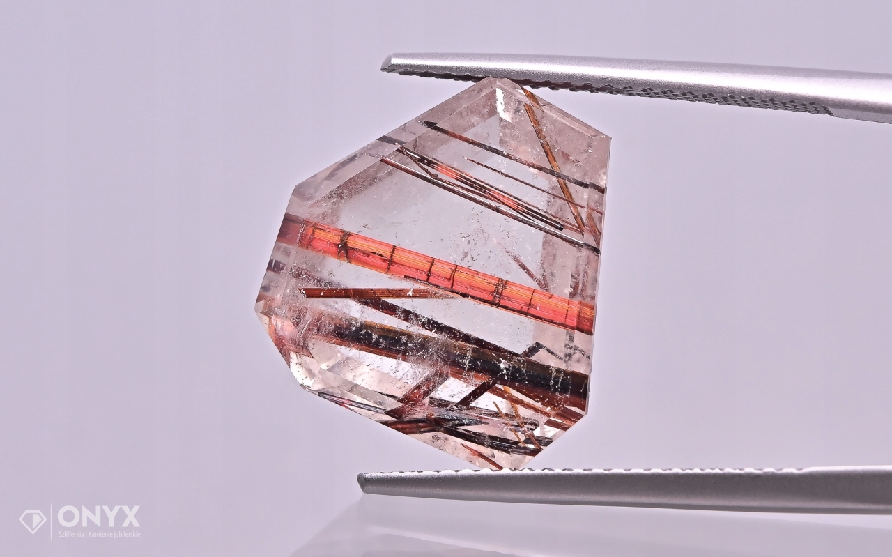 Křemen s rutilem fazetovaný nepravidelný 15,5x15 mm