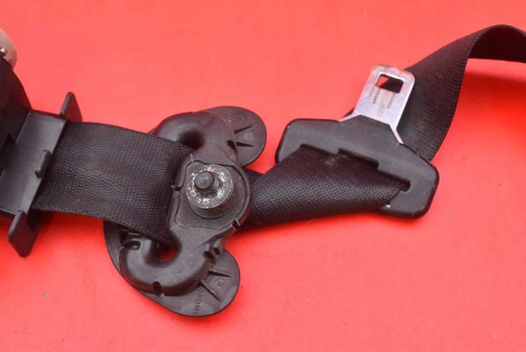 tension belt safety left front 33059848 BMW E90 E91 04-10