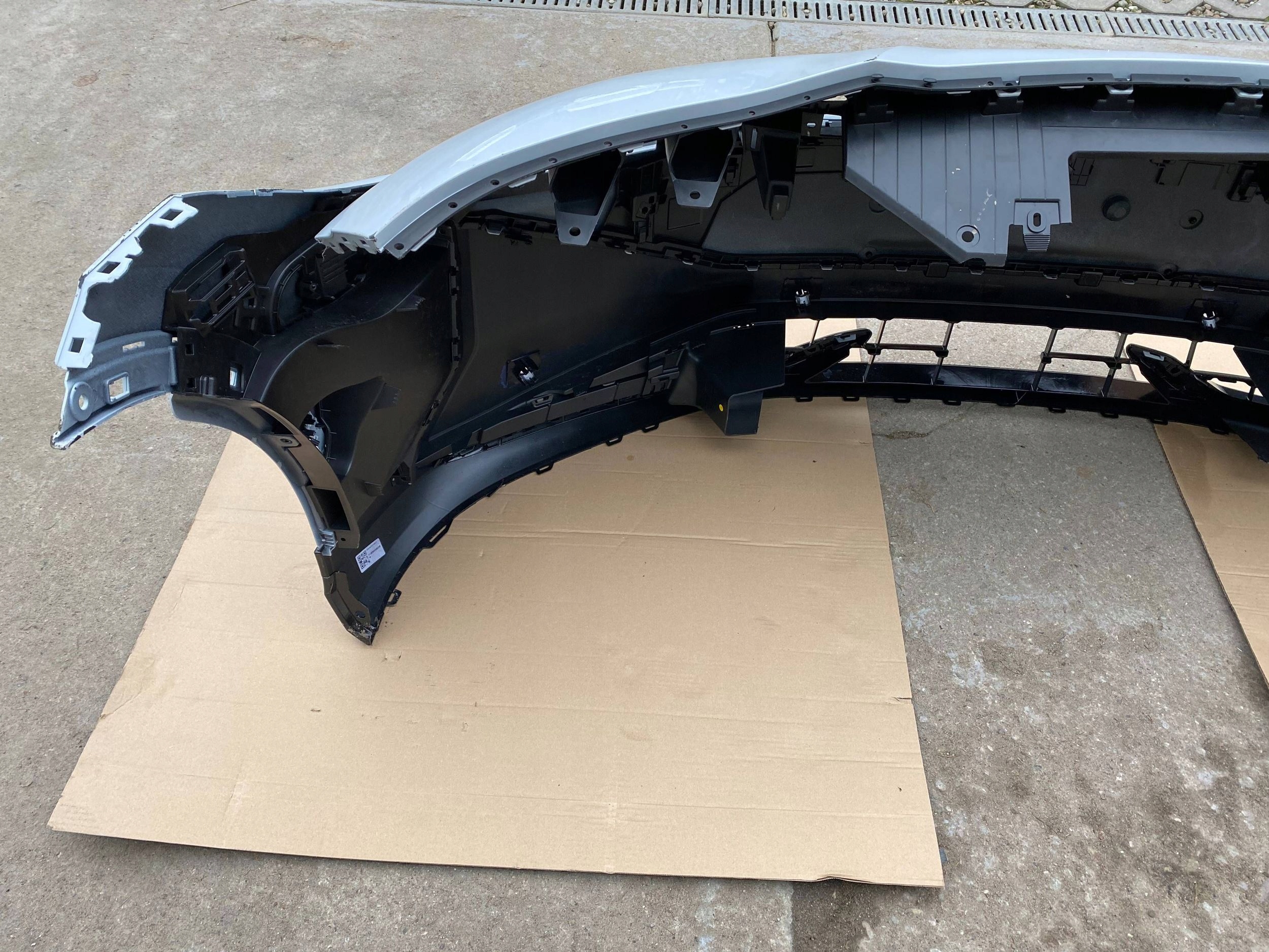 VW ID UNYX 07 11M original bumper front front PDC KAMERA BIALY