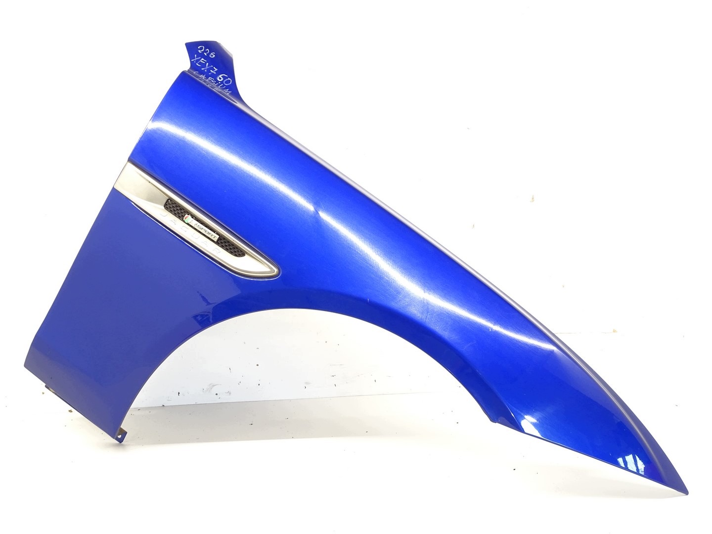 blatník pravý předek přední JAUGAR XE X760 CAESIUM BLUE