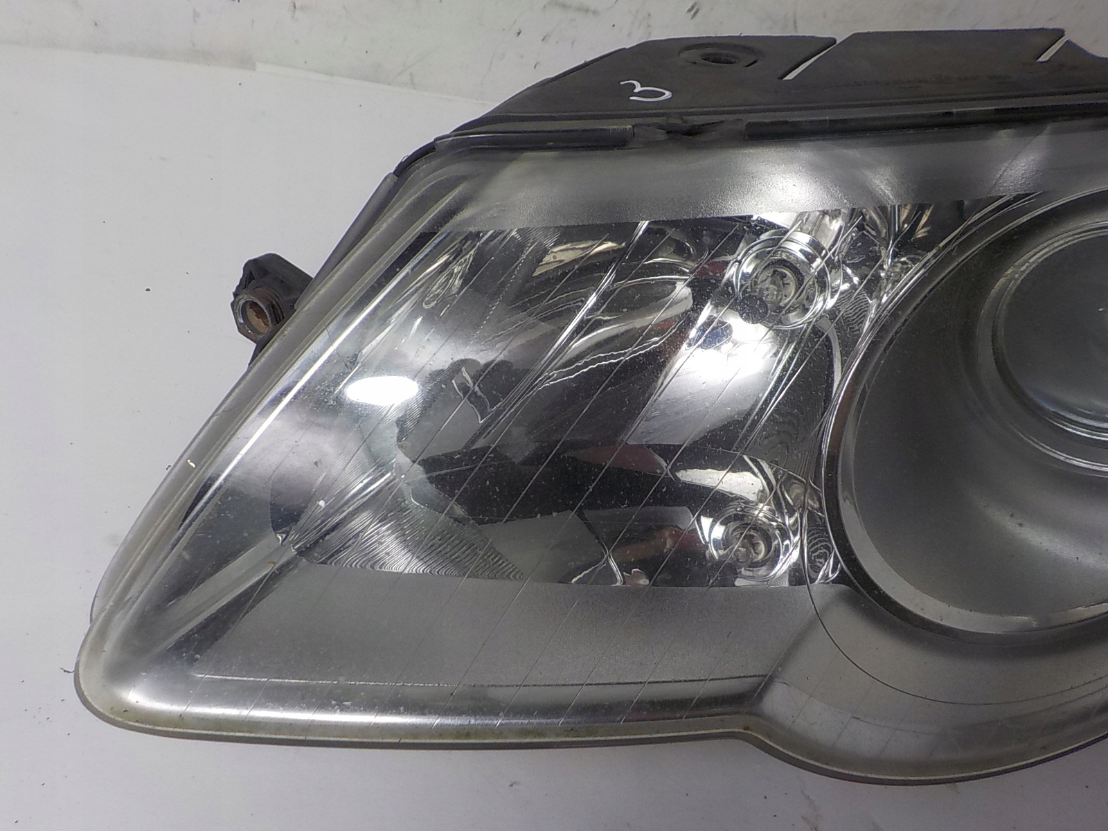 VOLKSWAGEN PASSAT B6 light left front front UK