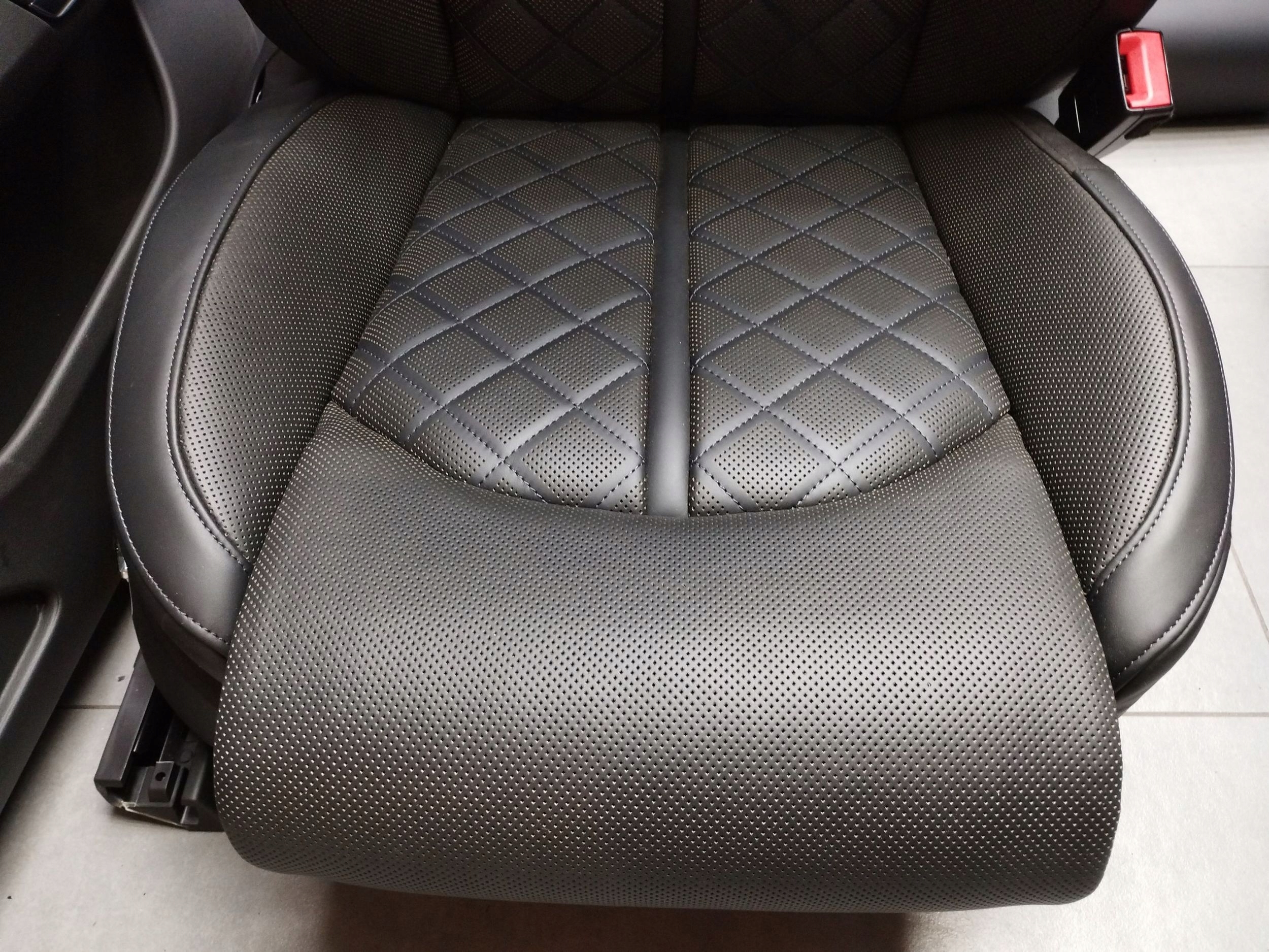 Audi A8 D4 4H seats side leather WENTYLOWANE heated