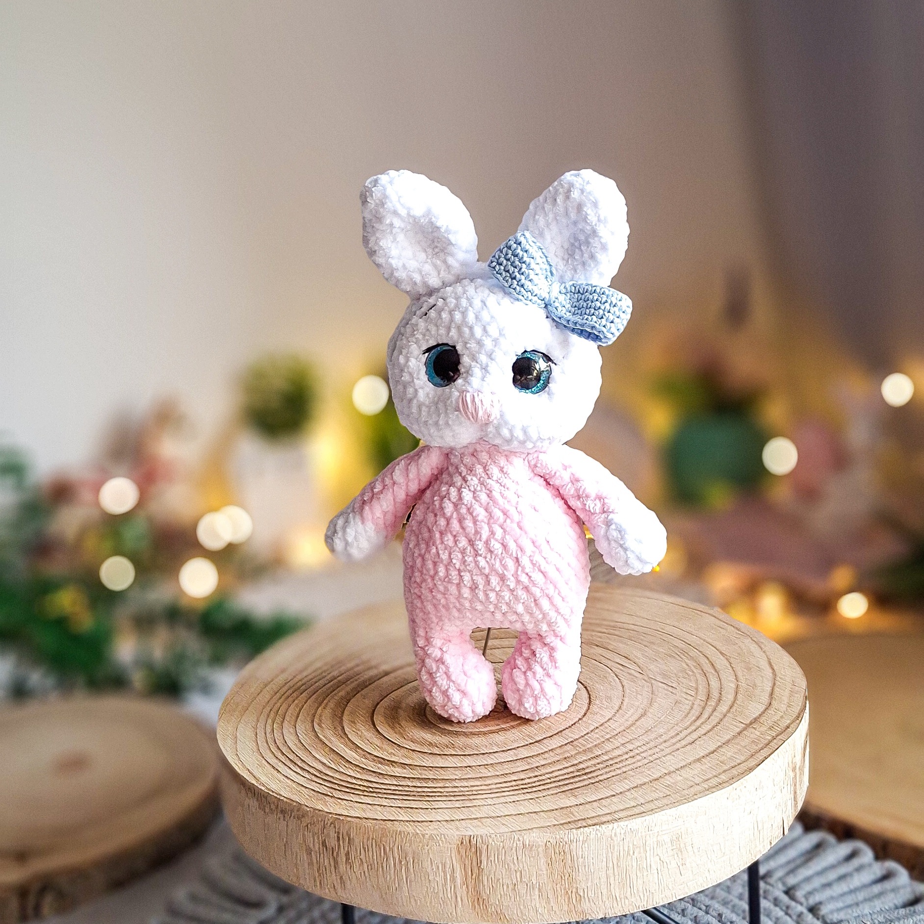 Králíček s mašličkou 22 cm plyšová hračka háčkovaná ručně vyráběná
