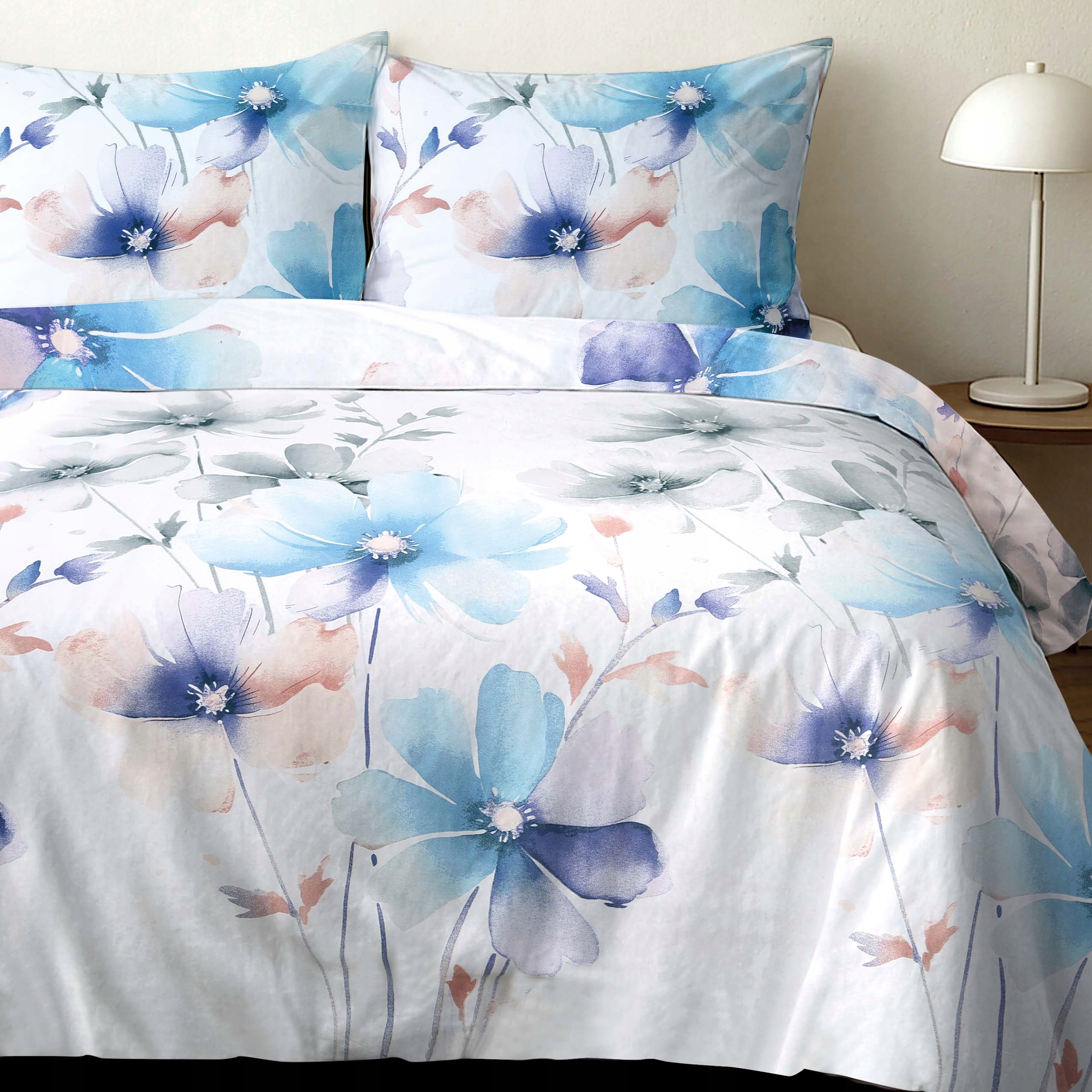 Sada povlečení z bavlněného saténu 180x200 velké květy světle modrá barvy Darymex1557/1