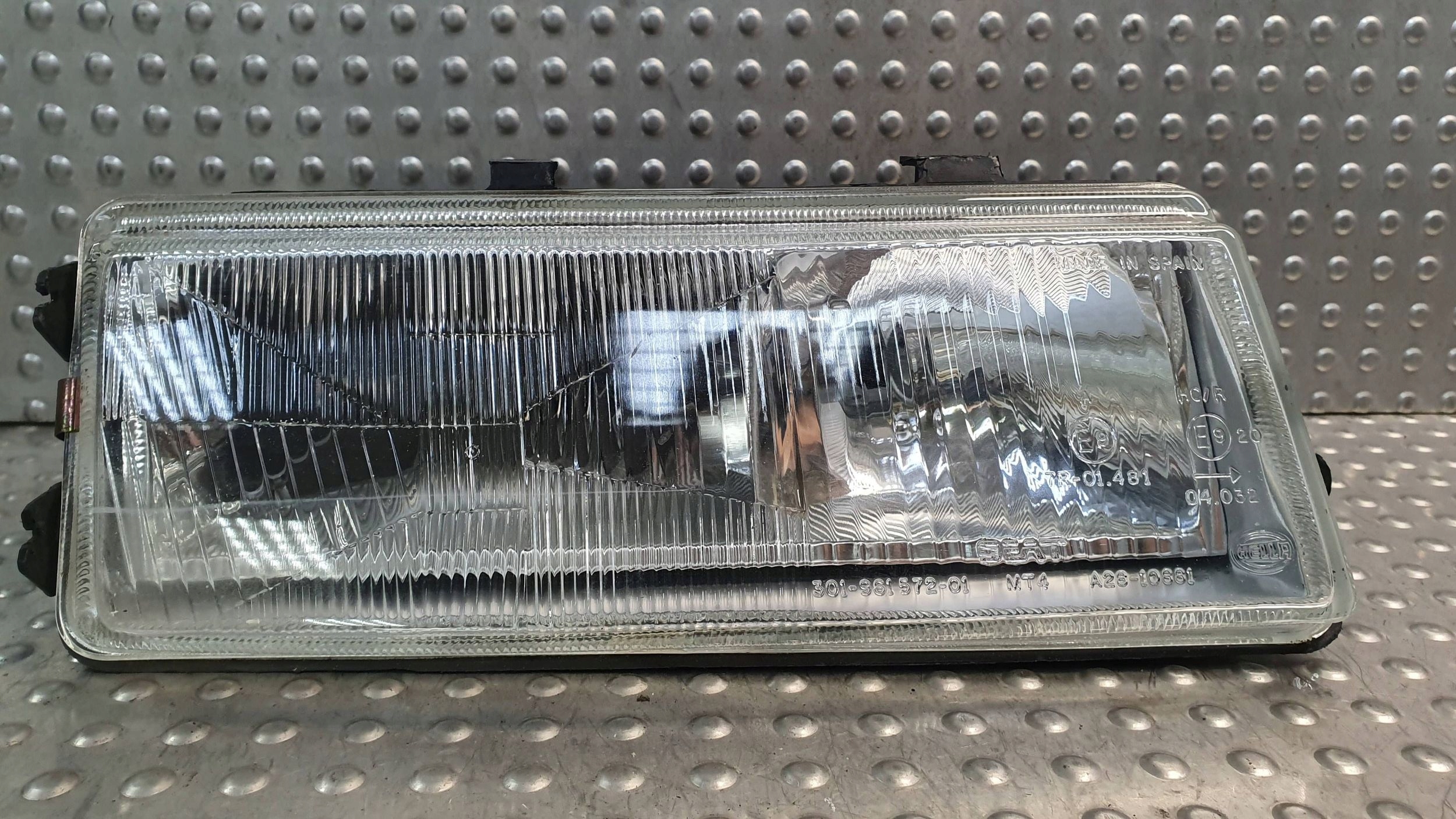 light front right SEAT TOLEDO and HELLA 91- 1L0941020A