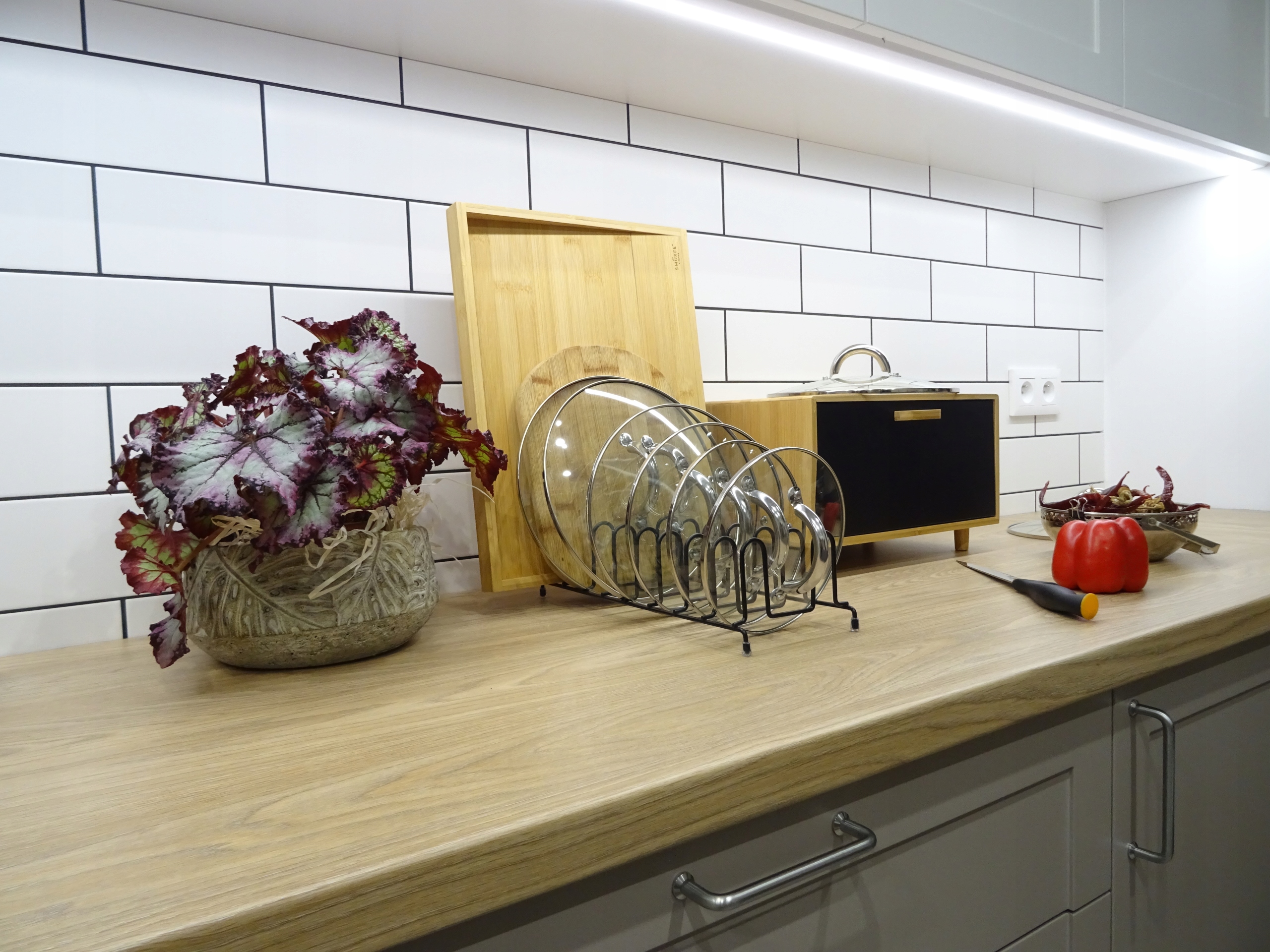 STOJAK ORGANIZER NA POKRYWKI TALERZE NACZYNIA STALOWY Kolor czarny