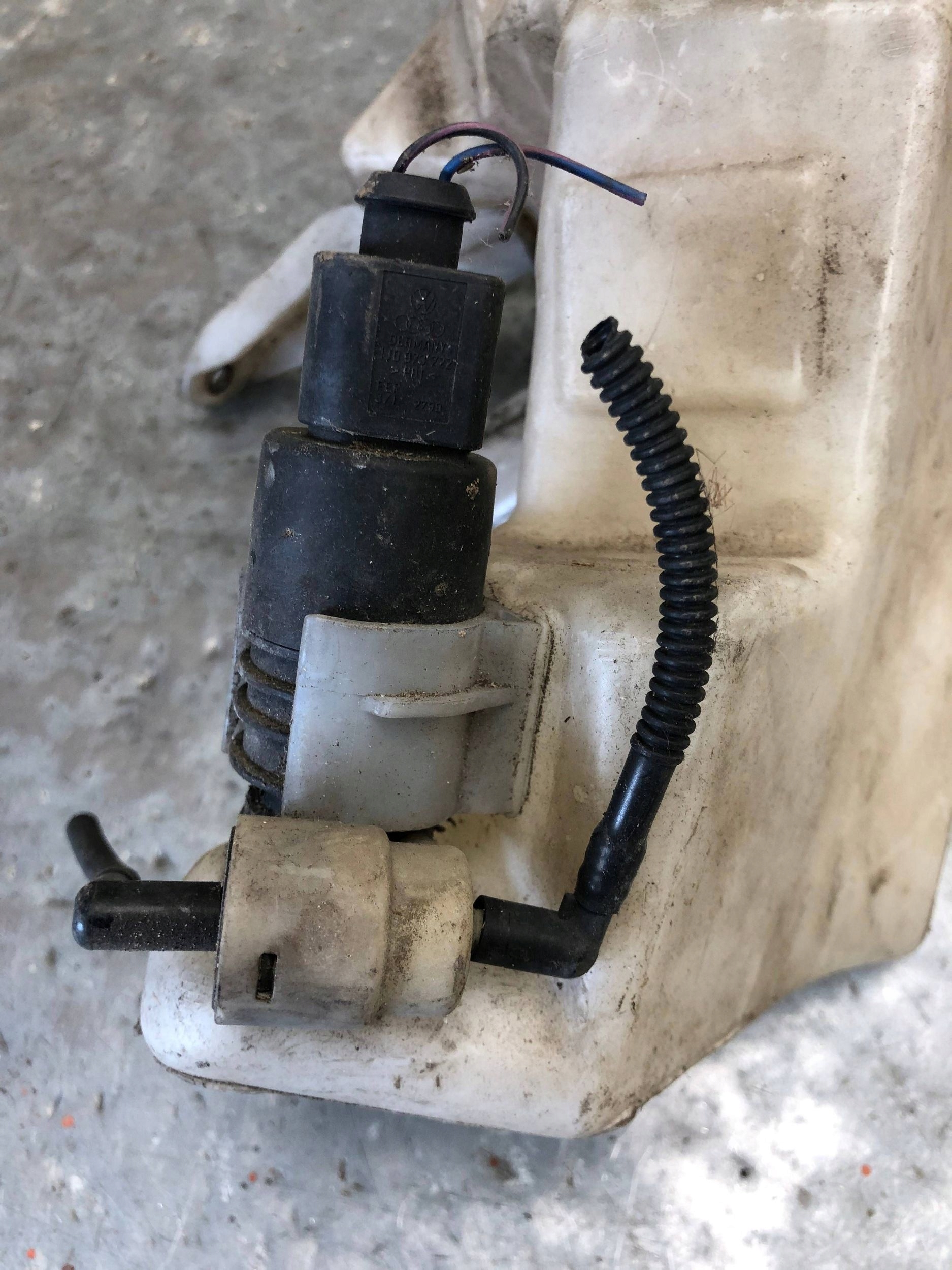 washer fluid tank AUDI A4 B6 8E0955453 8E0955451AE