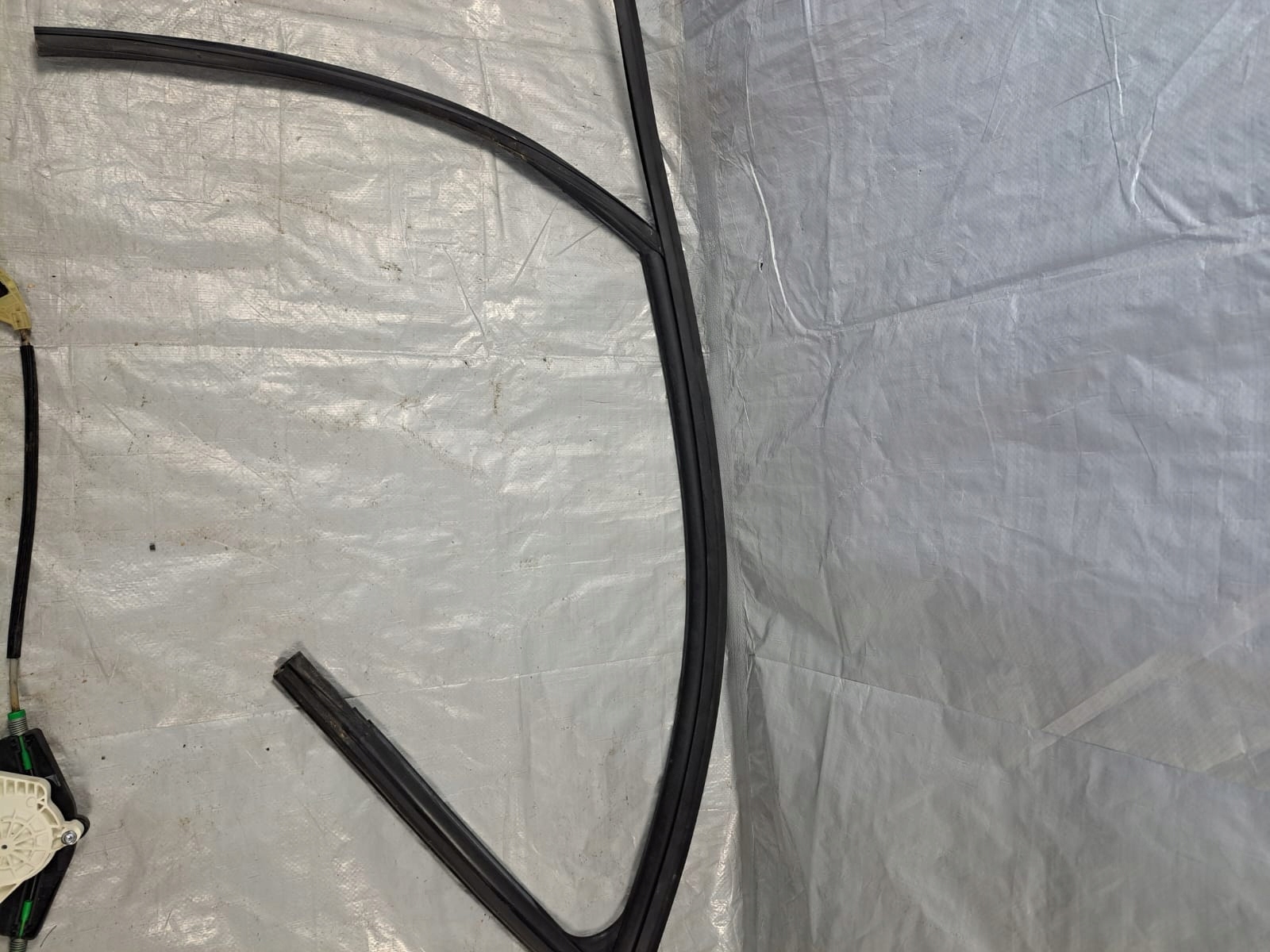 УПЛОТНИТЕЛЬ СТЕКЛО ДВЕРИ AUDI A4 B8 ЛЕВА ПЕРЕДНЯЯ