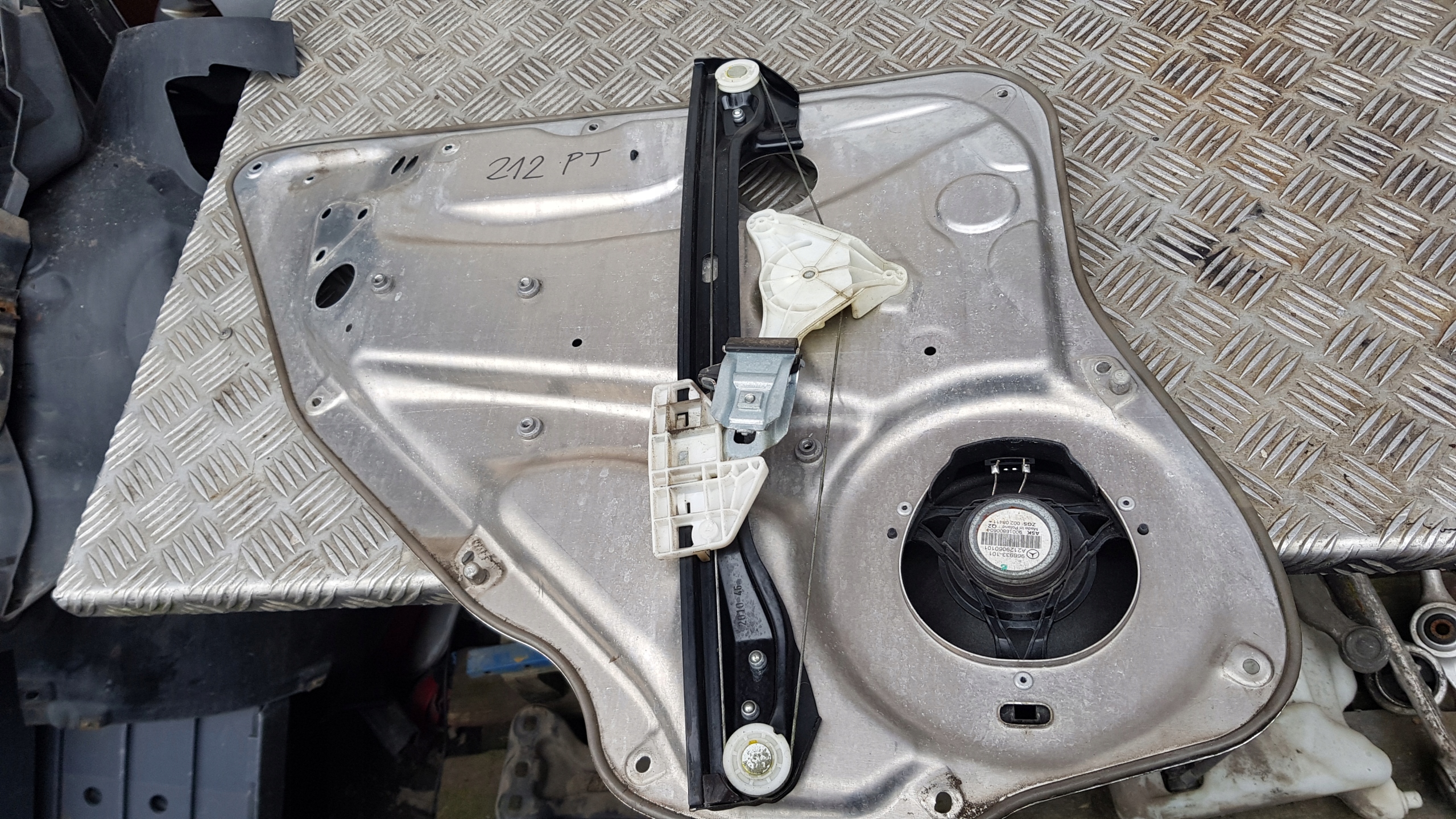 MERCEDES W212 PODNSNIK windows right rear part