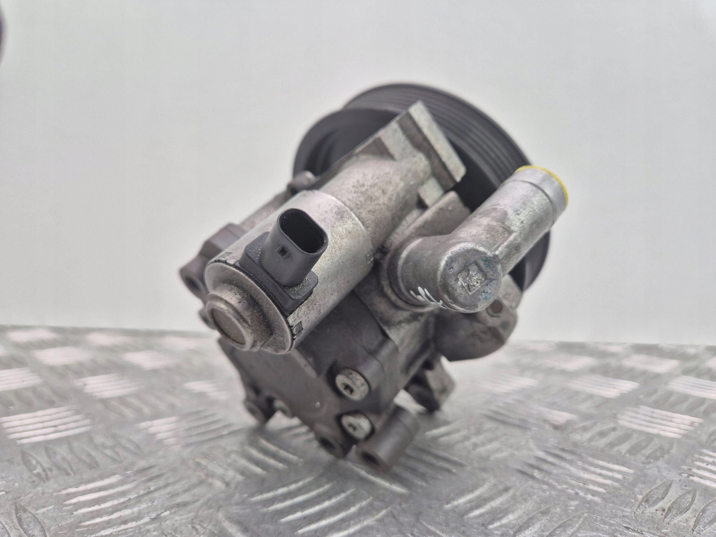 Mercedes C250 CGI W204 servo pump A0064667501 271.860
