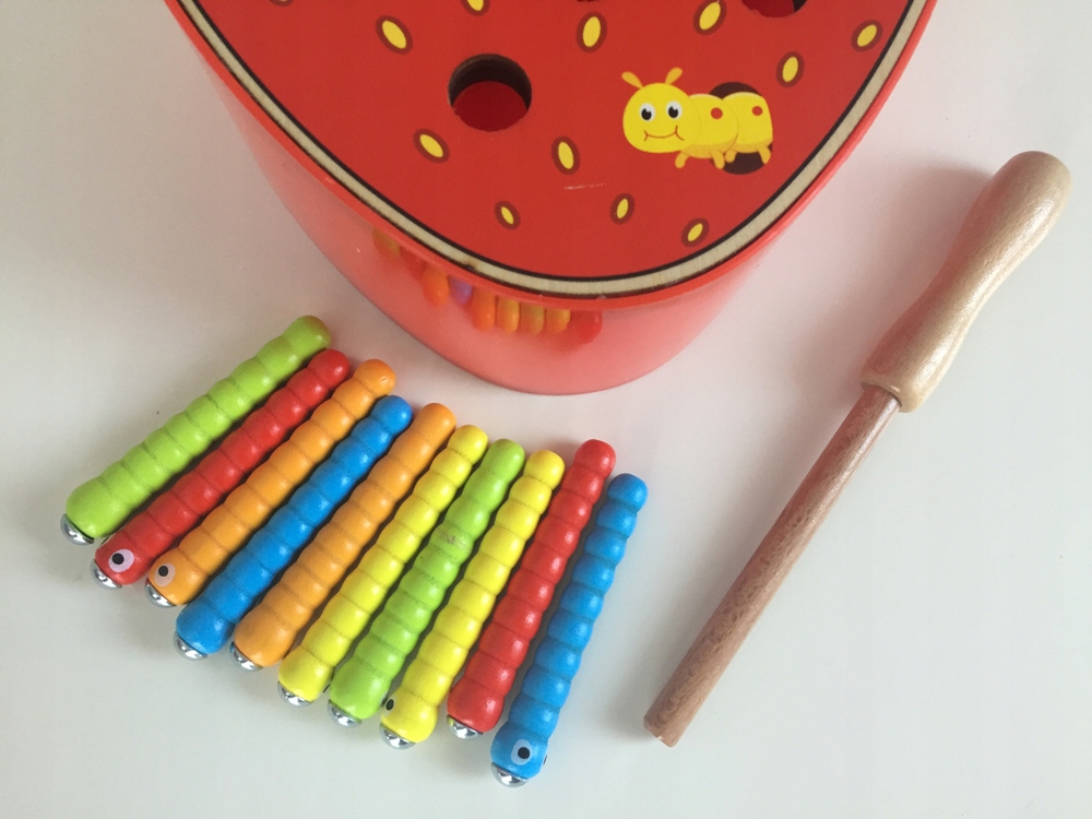 Łowisko Magnetyczne Wędki Robaki w Truskawce Gra Liczba elementów 12 szt.