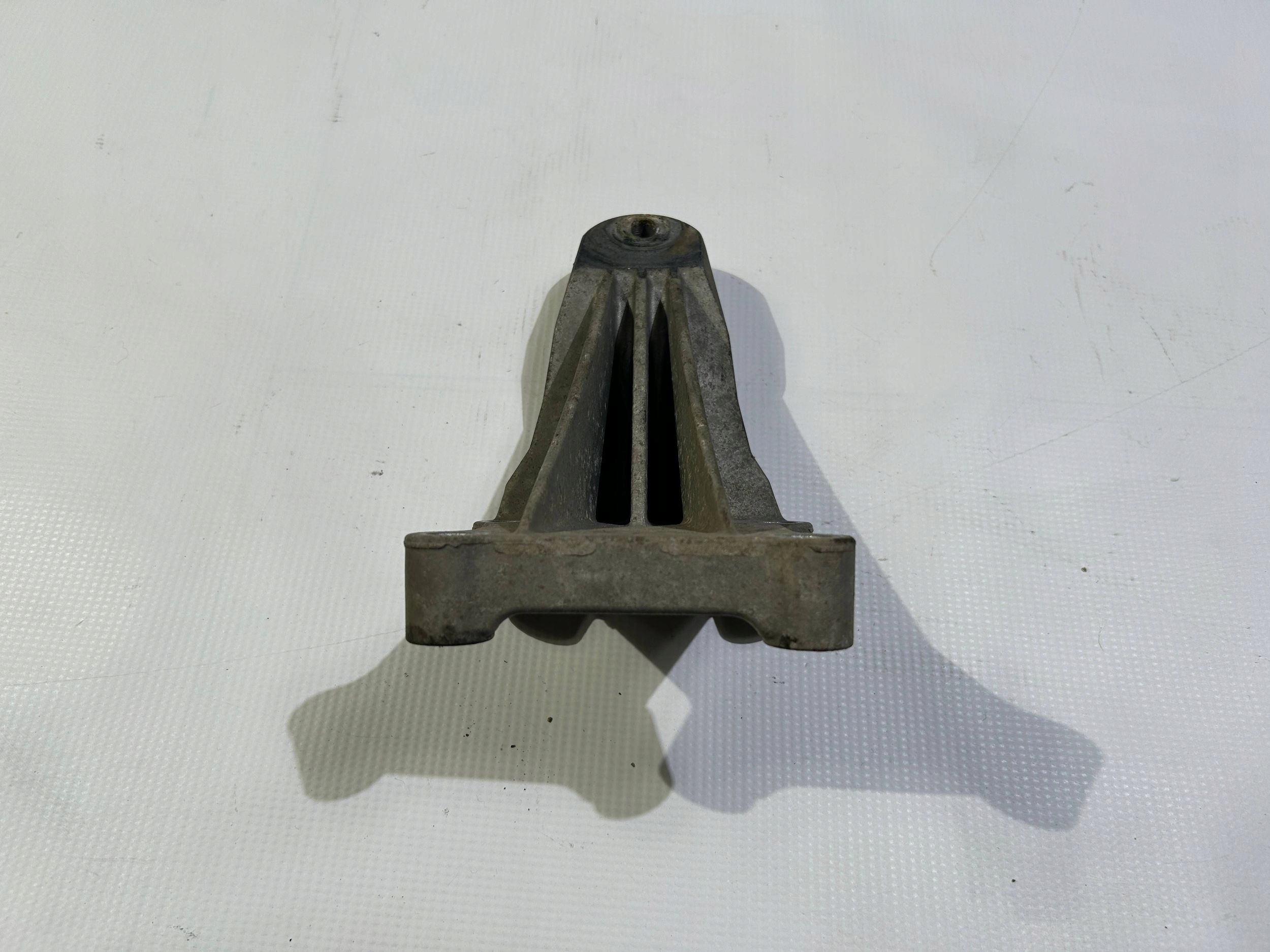 console holder holder of the engine left left Ford Mustang V 4.6 2010