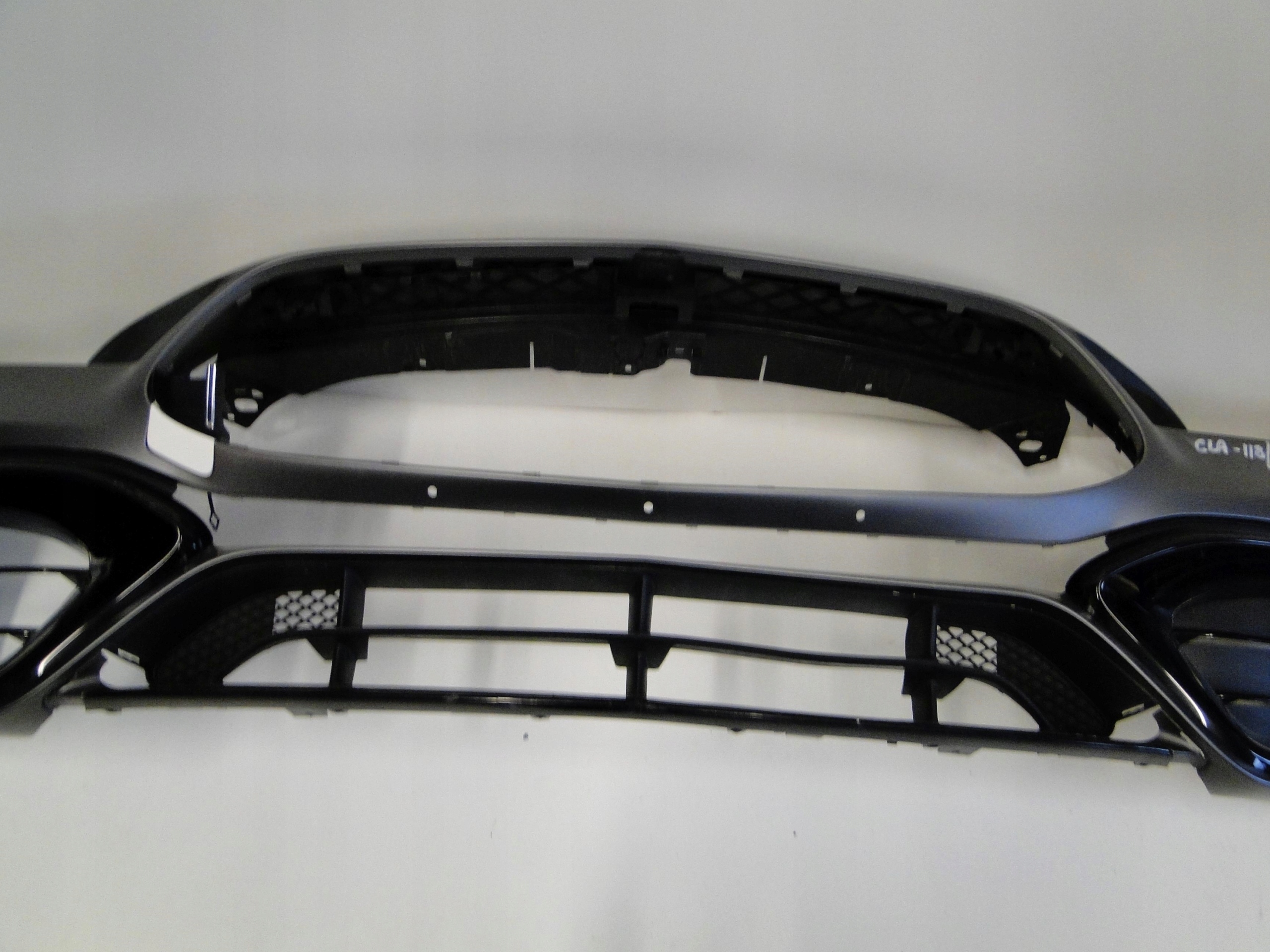 MERCEDES CLA 118 W118 ZDERZAK PRZEDNI PRZÓD 45 AMG Kolor szary