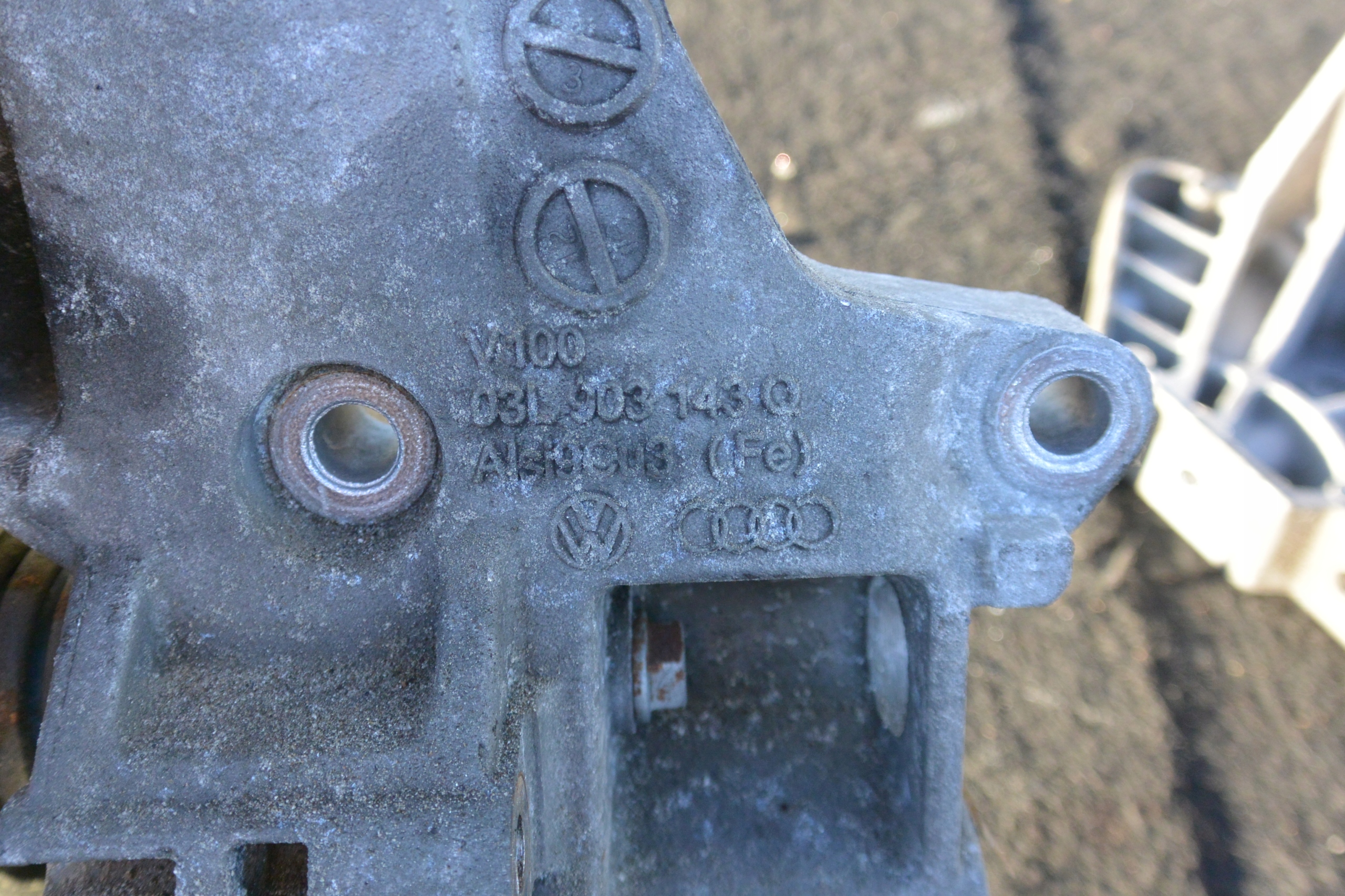 engine mount holder 2.0 TDI VW AUDI SEAT SKODA