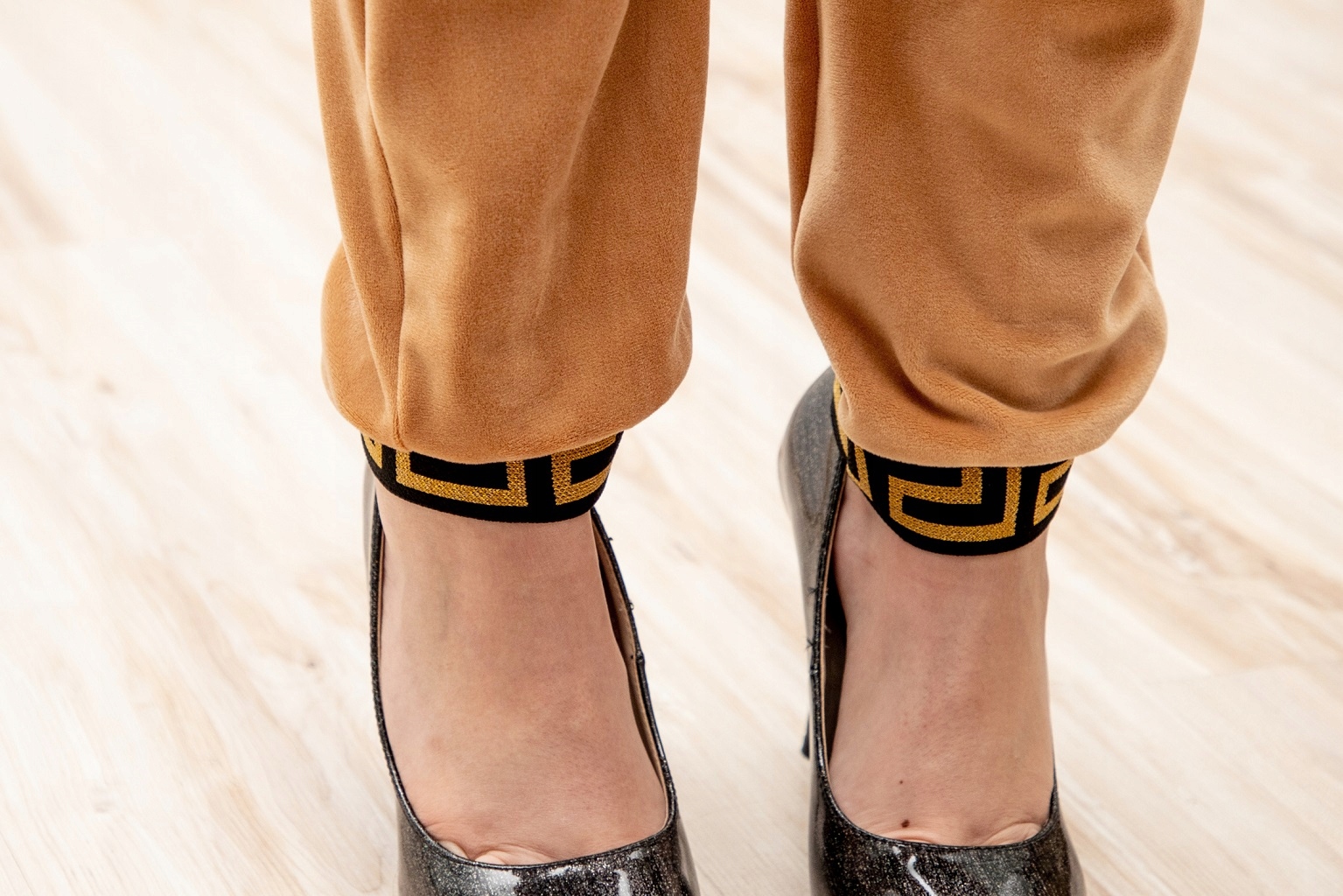 DRES DAMSKI KOMPLET ROZPINANY WELUR KOLORY XL/XXL Płeć kobieta