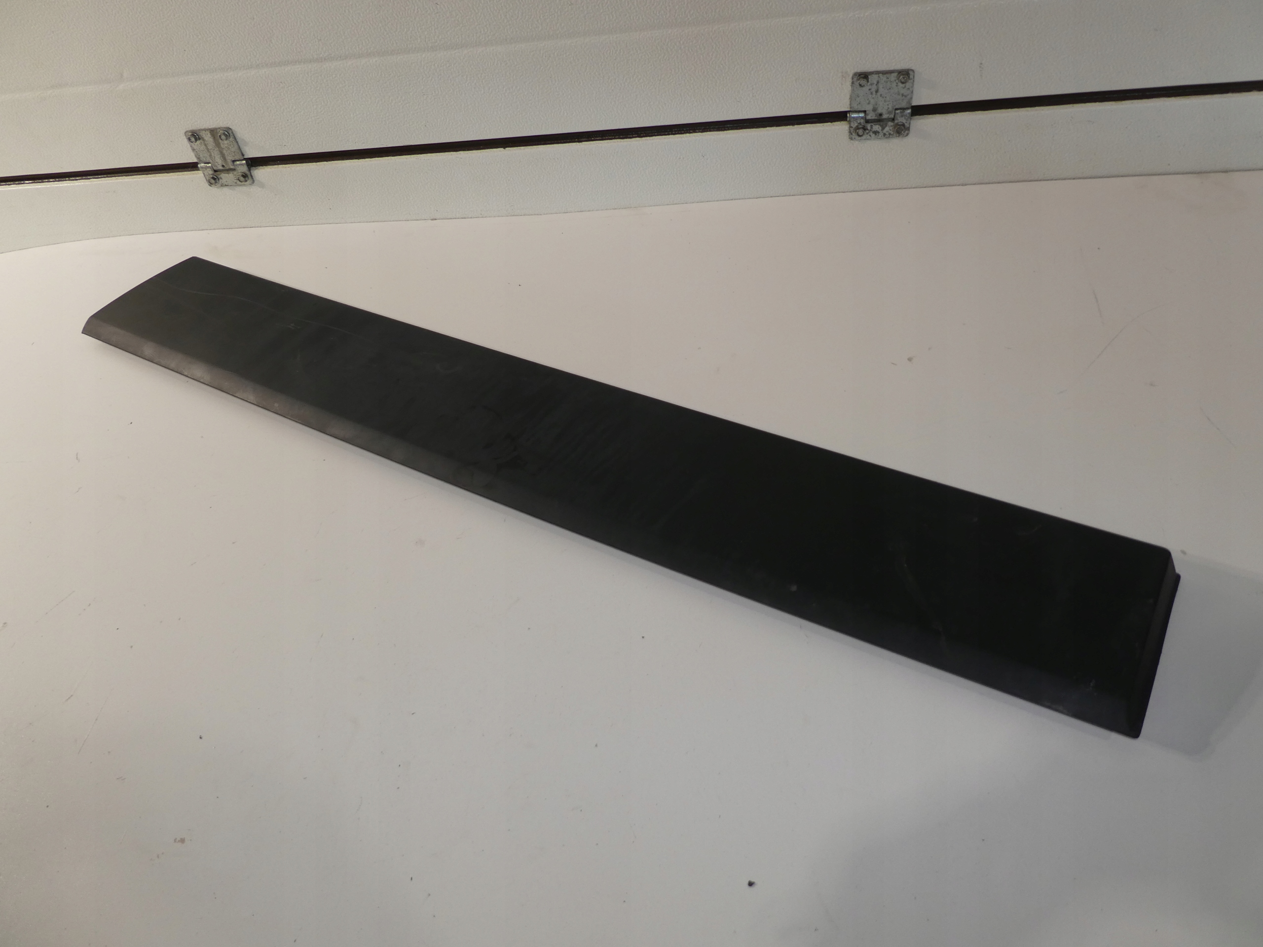 moulding side left 768556674R RENAULT TRAFIC III