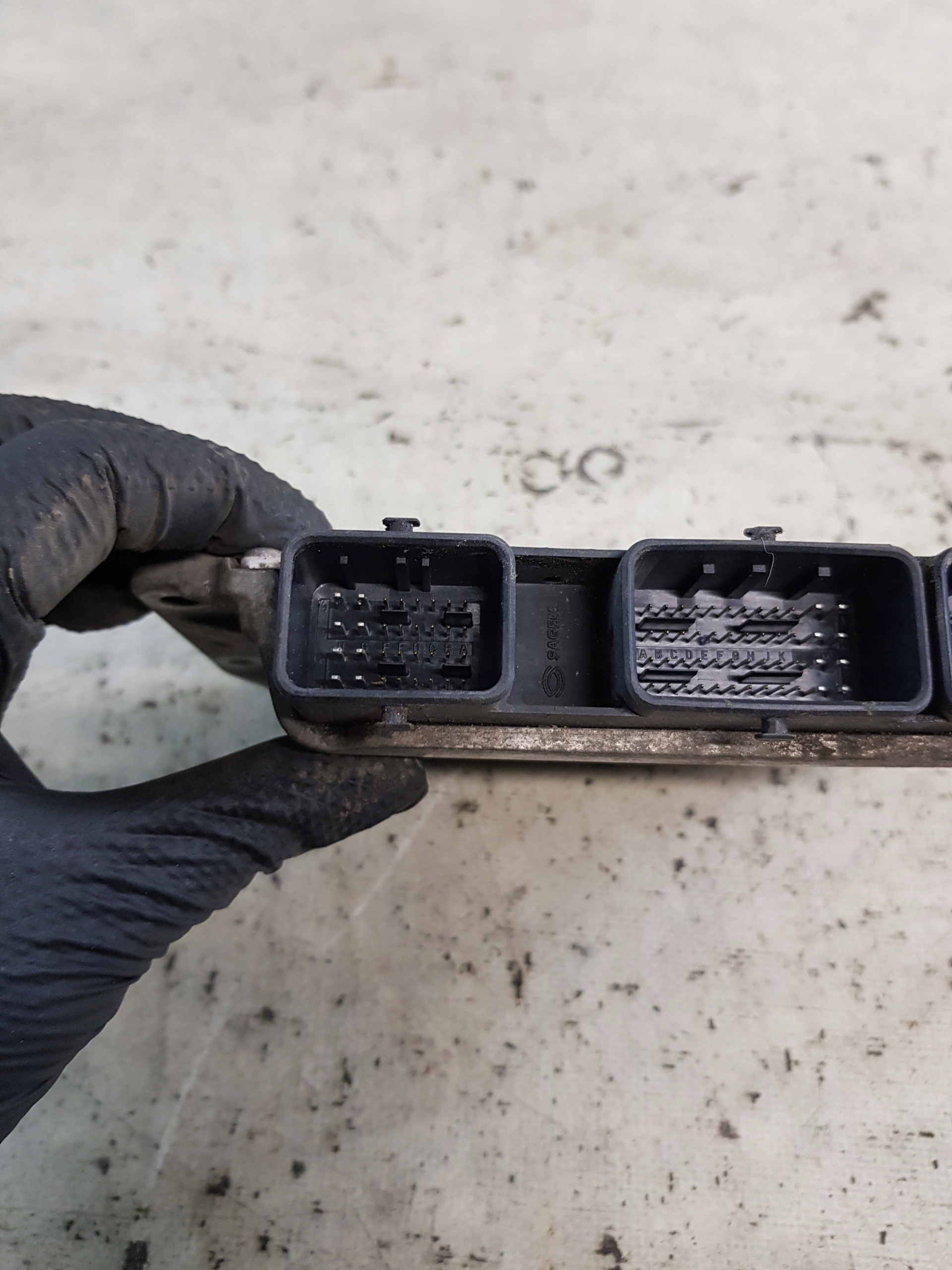 control unit of the engine MODUS 1.6B 8200411717 8200376474 21584913-3A