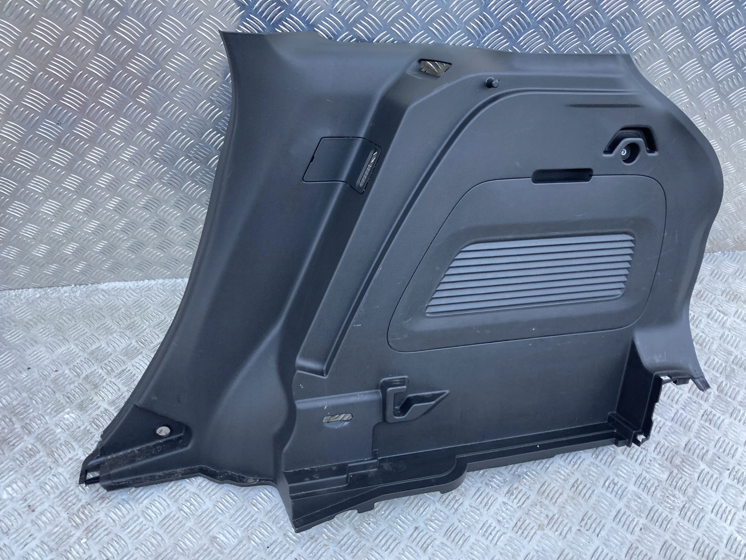 BOCZEK BAGAŻNIKA PRAWY C3 AIRCROSS 18- 1.2 THP