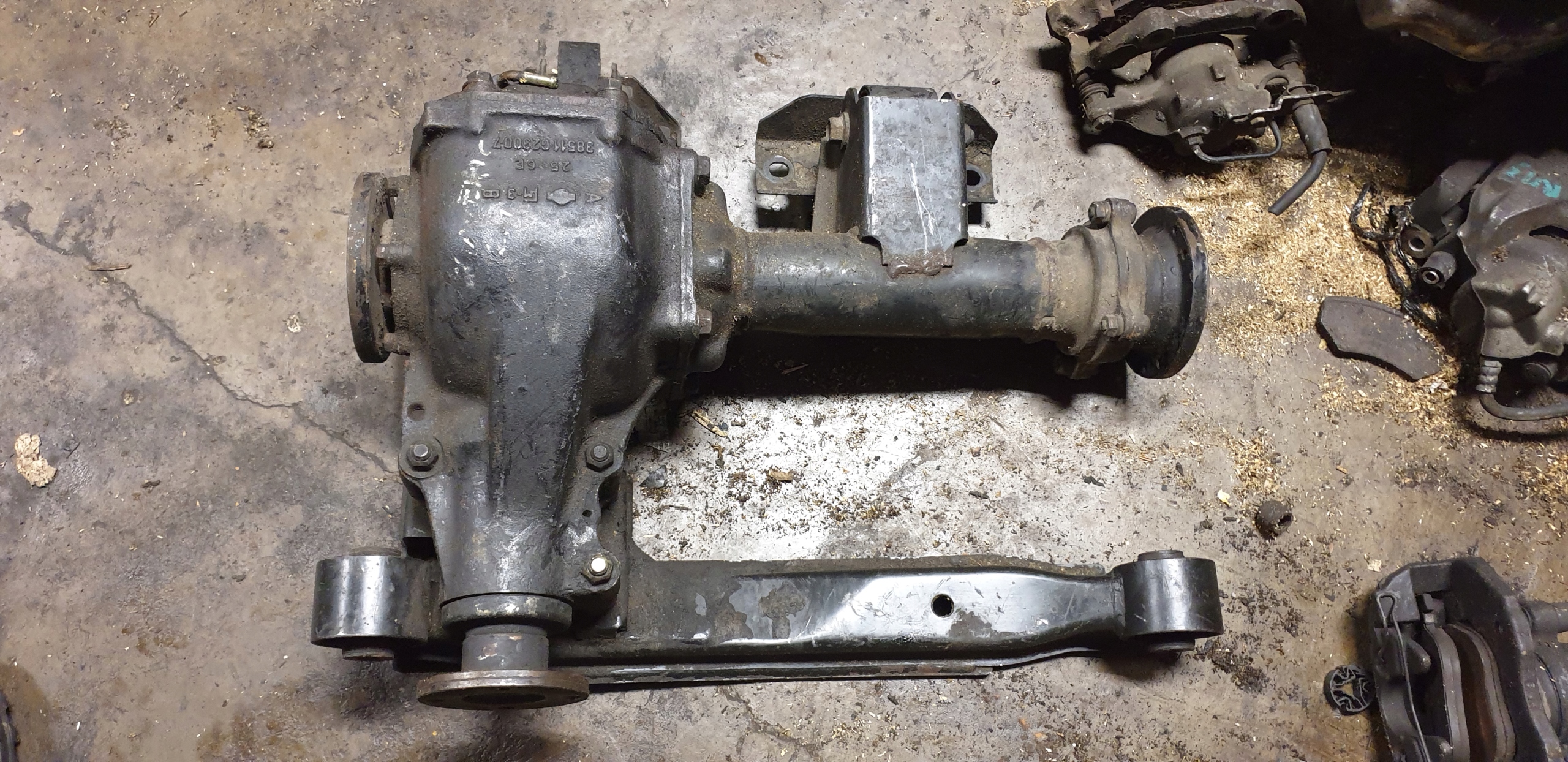 38511-G2300-7 - ПЕРЕДНІЙ МІСТ КРОНШТЕЙН ДЛЯ FORD MAVERICK NISSAN TERRANO 2