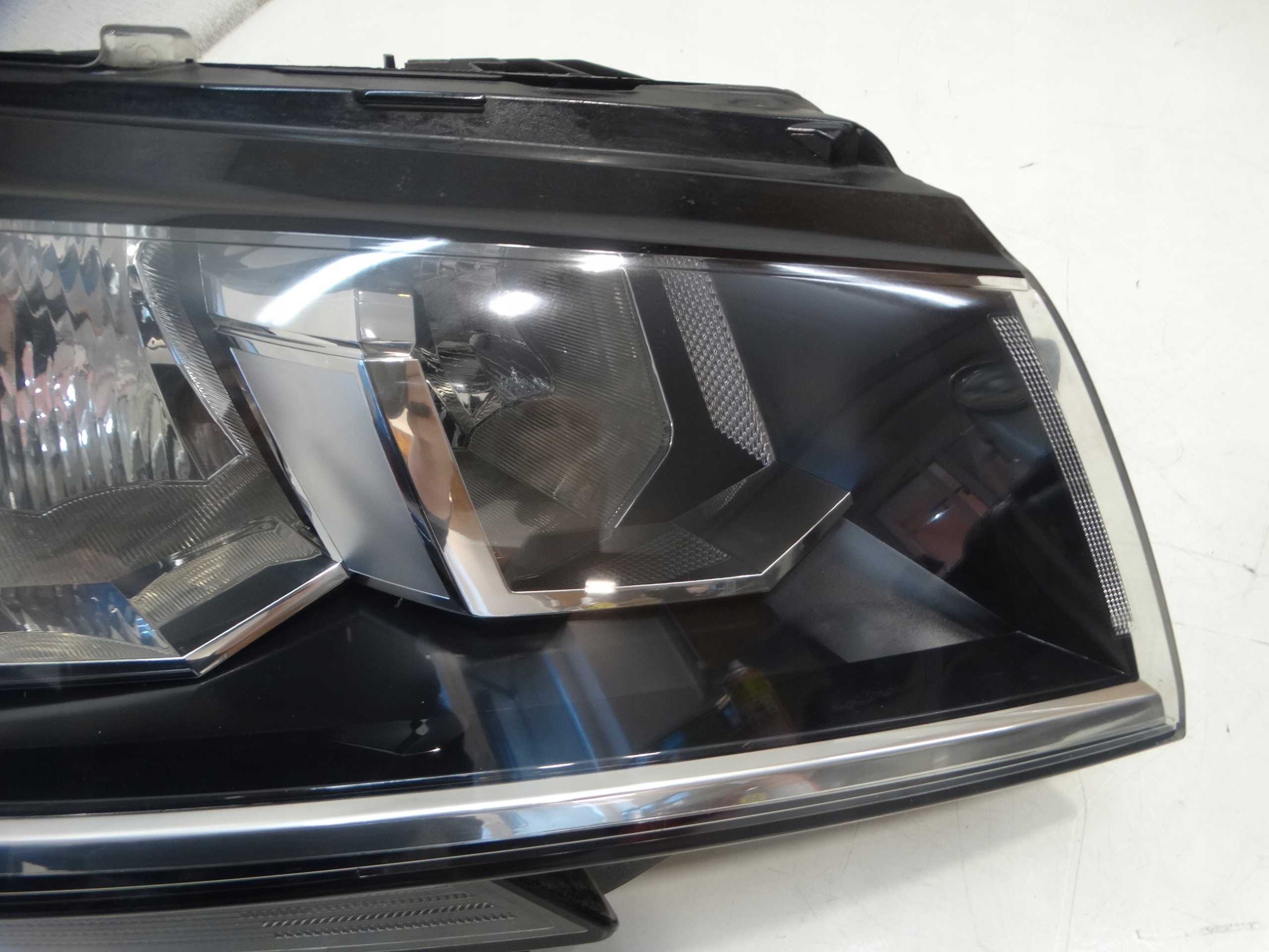 KOMPLET lichte REFLEKTOROW PRZEDNICH VOLKSWAGEN T6.1 19-24R.