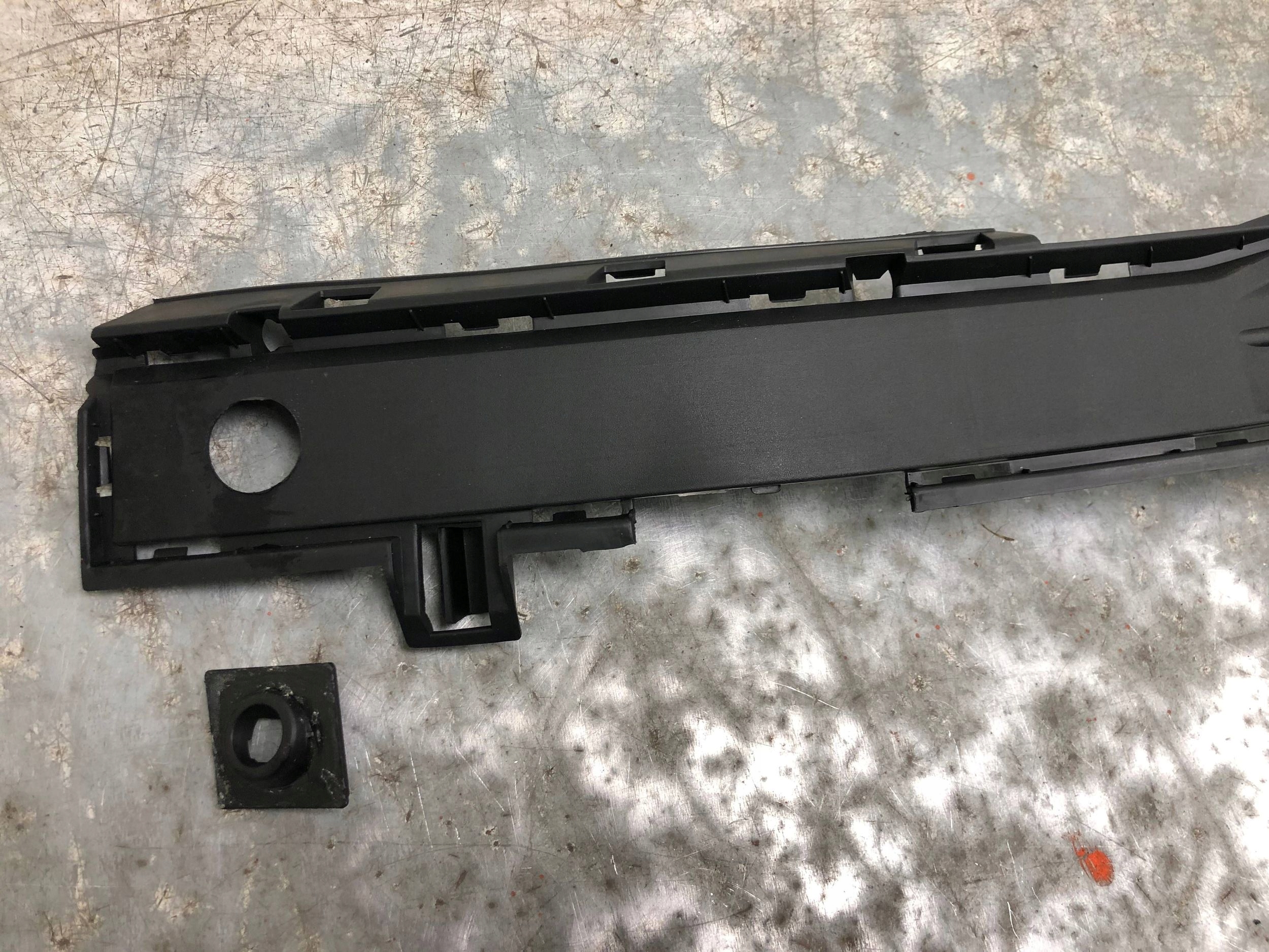mřížka nárazníku levý předek VW T6 7E0807489C