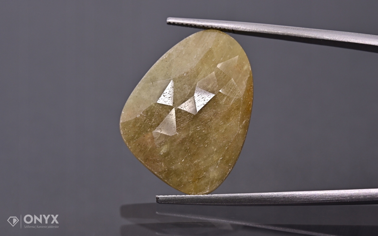 Safír fasetovaná nepravidelná rozeta 23x18 mm