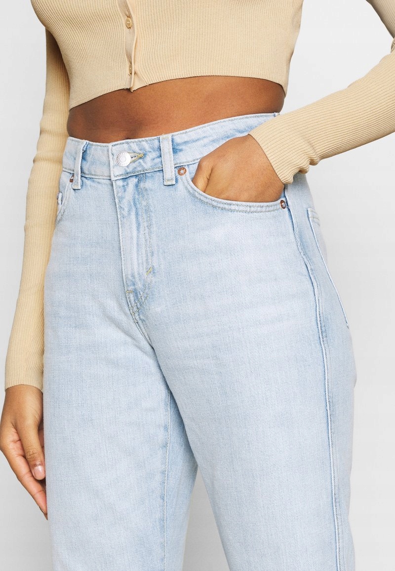 Jeansy dzwony Weekday 29 Model SWAY JEANS