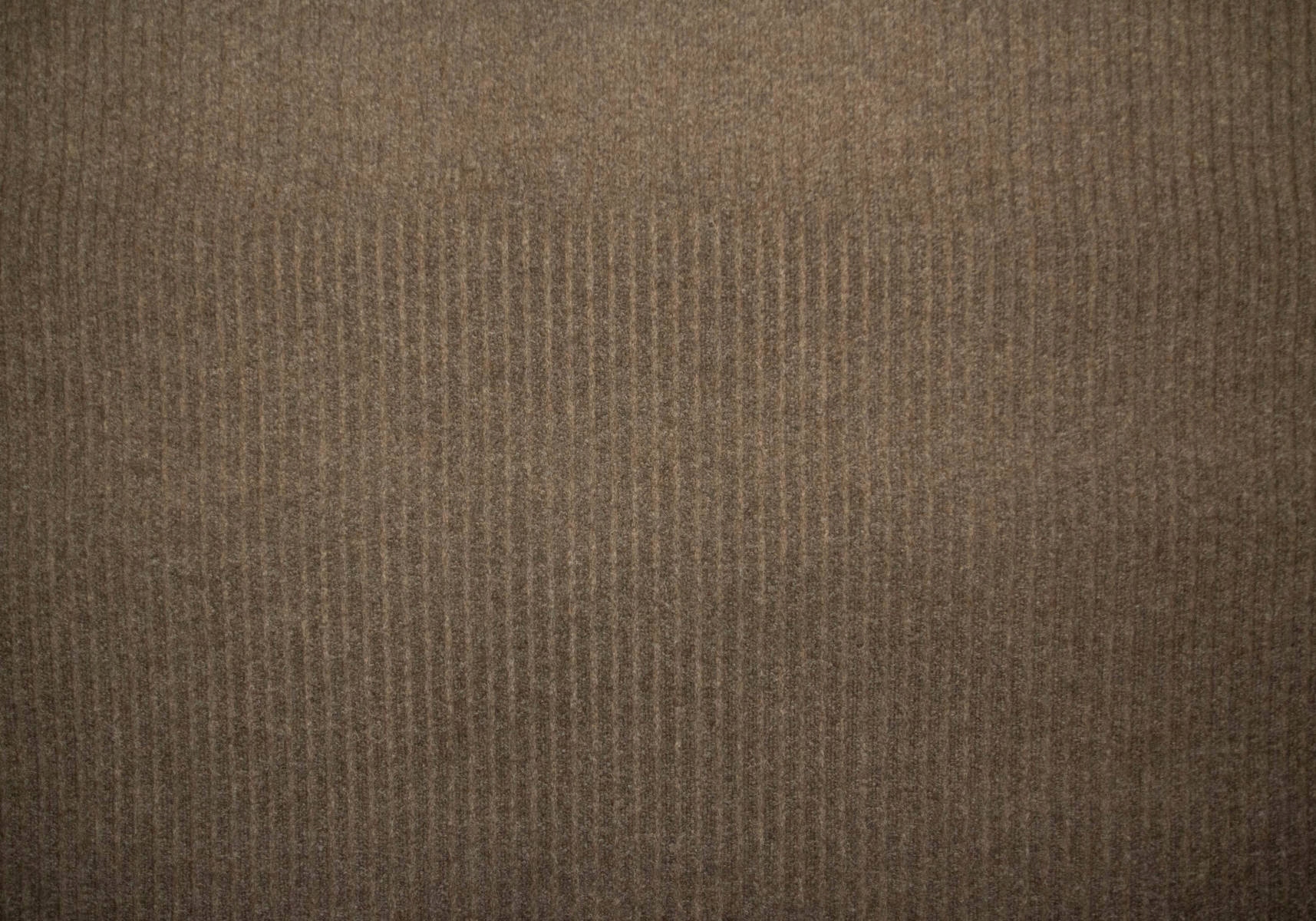 szer. 2 m BRĄZOWA WYKŁADZINA IGŁOWANA W PRĄŻKI NA KORYTARZA WIATROŁAP Marka Akcila