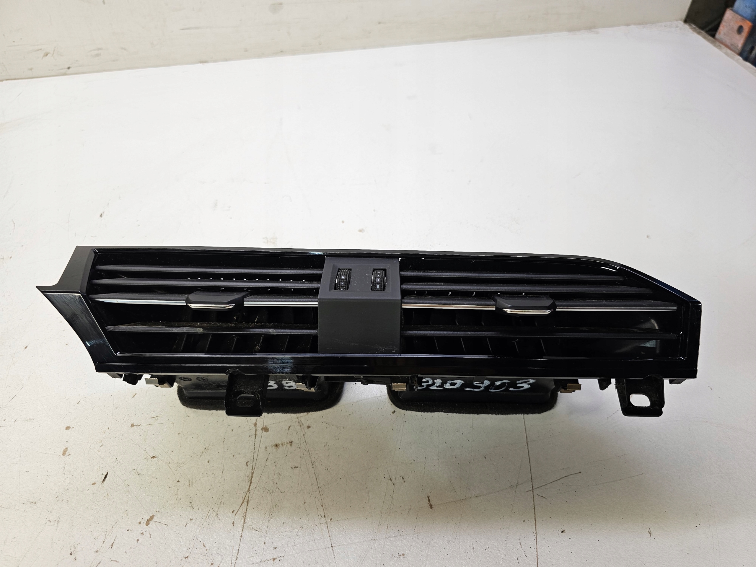 grid air conditioning devices central AUDI Q3 F3 83B820903 6PS