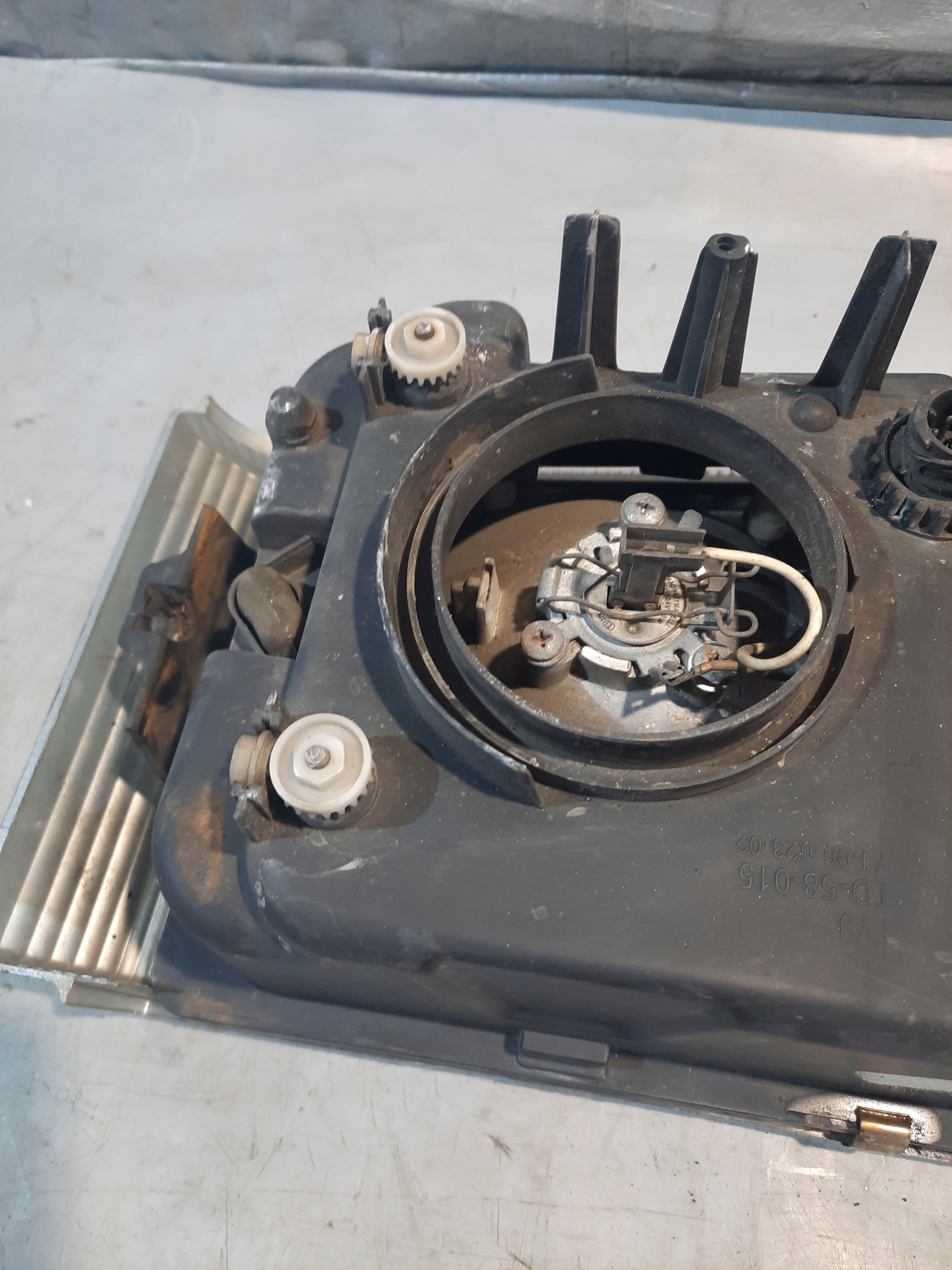 light REFLEKTOR left front RENAULT MAGNUM 440 DXI