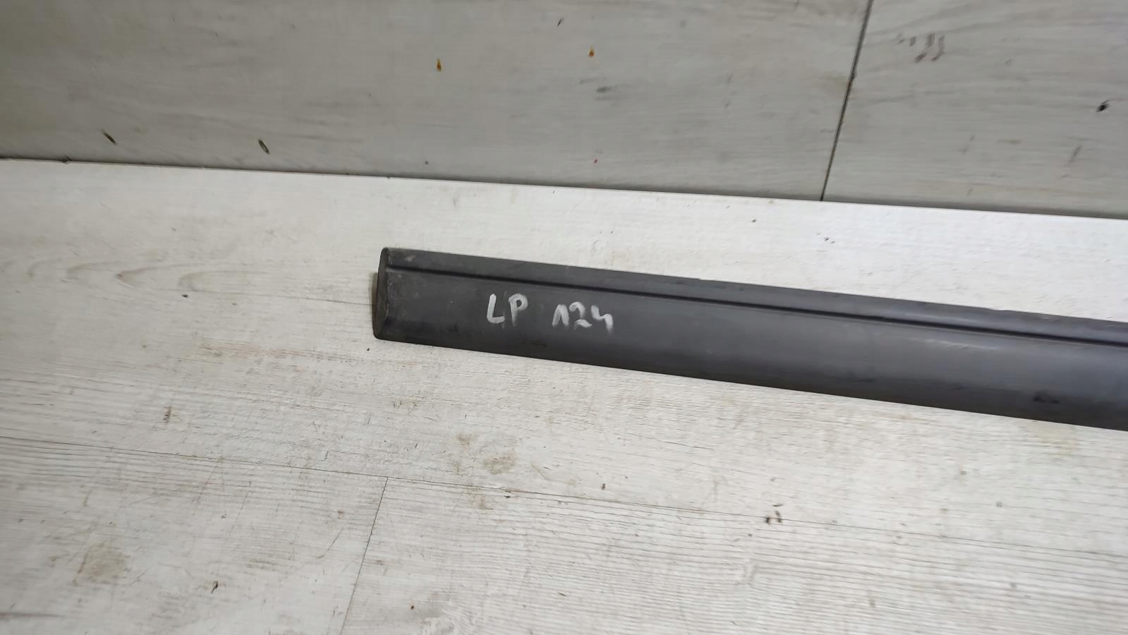 moulding door left front upper Mercedes w124