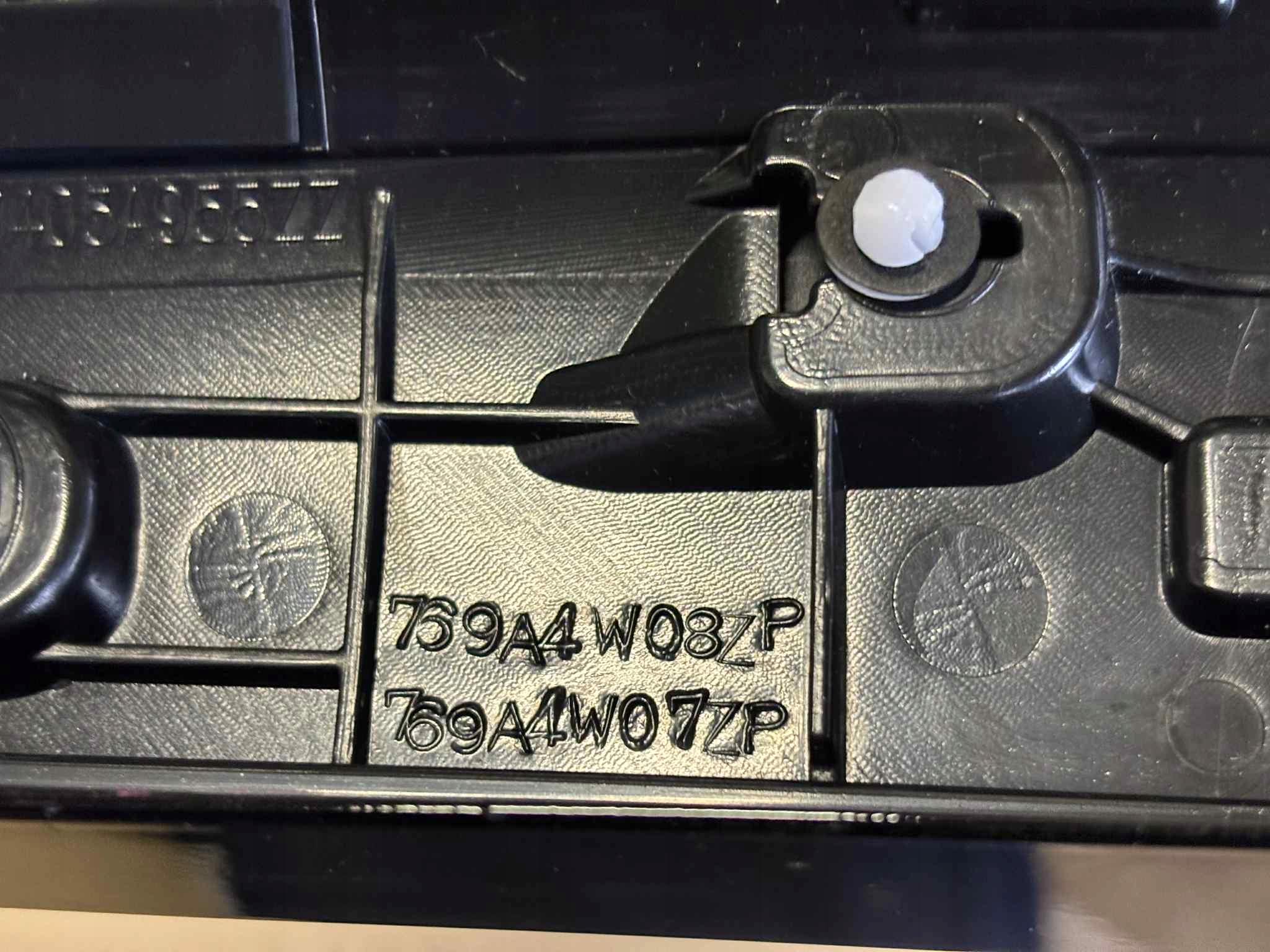 moulding left PRZEDNIEJ windows SLUPKA A MITSUBISHI OUTLANDER 7405A955