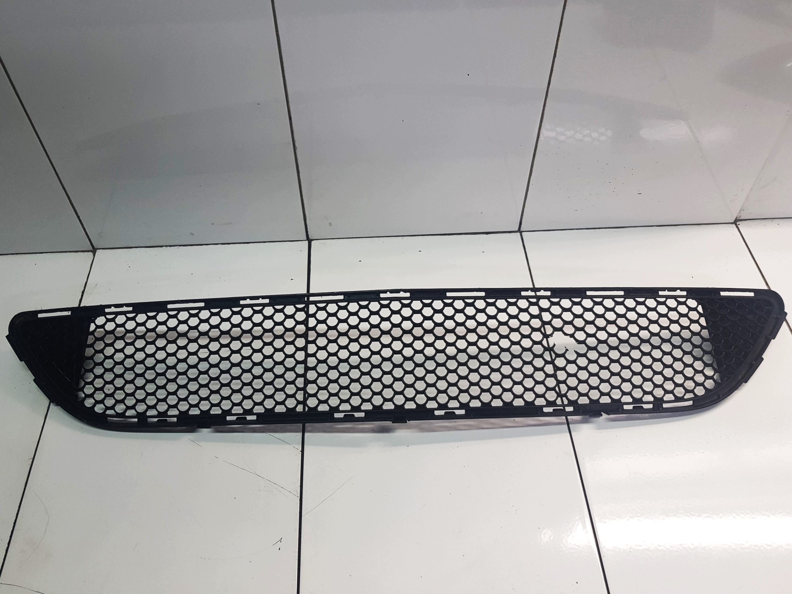 MERCEDES C W204 grid of a bumper front central A2048850153