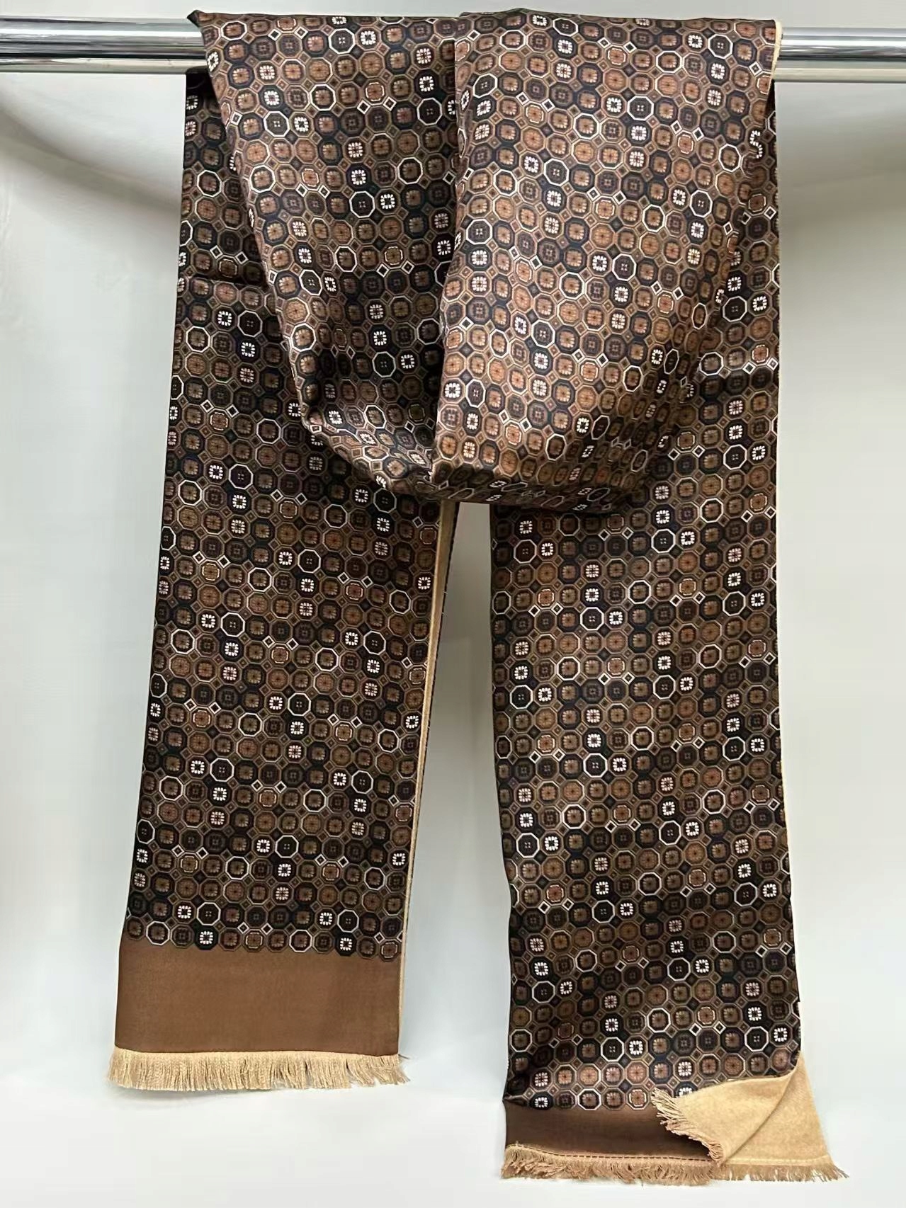 Luxusní pánský oboustranný kartáčovaný hedvábný šátek obchodní a teplý zimní šátek