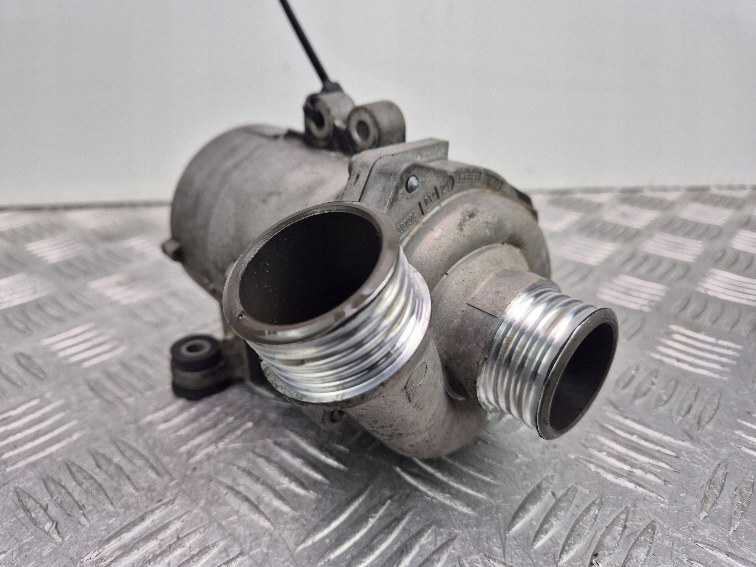 BMW 3 E90 E91 330i water pump 7586924 N52B30AE