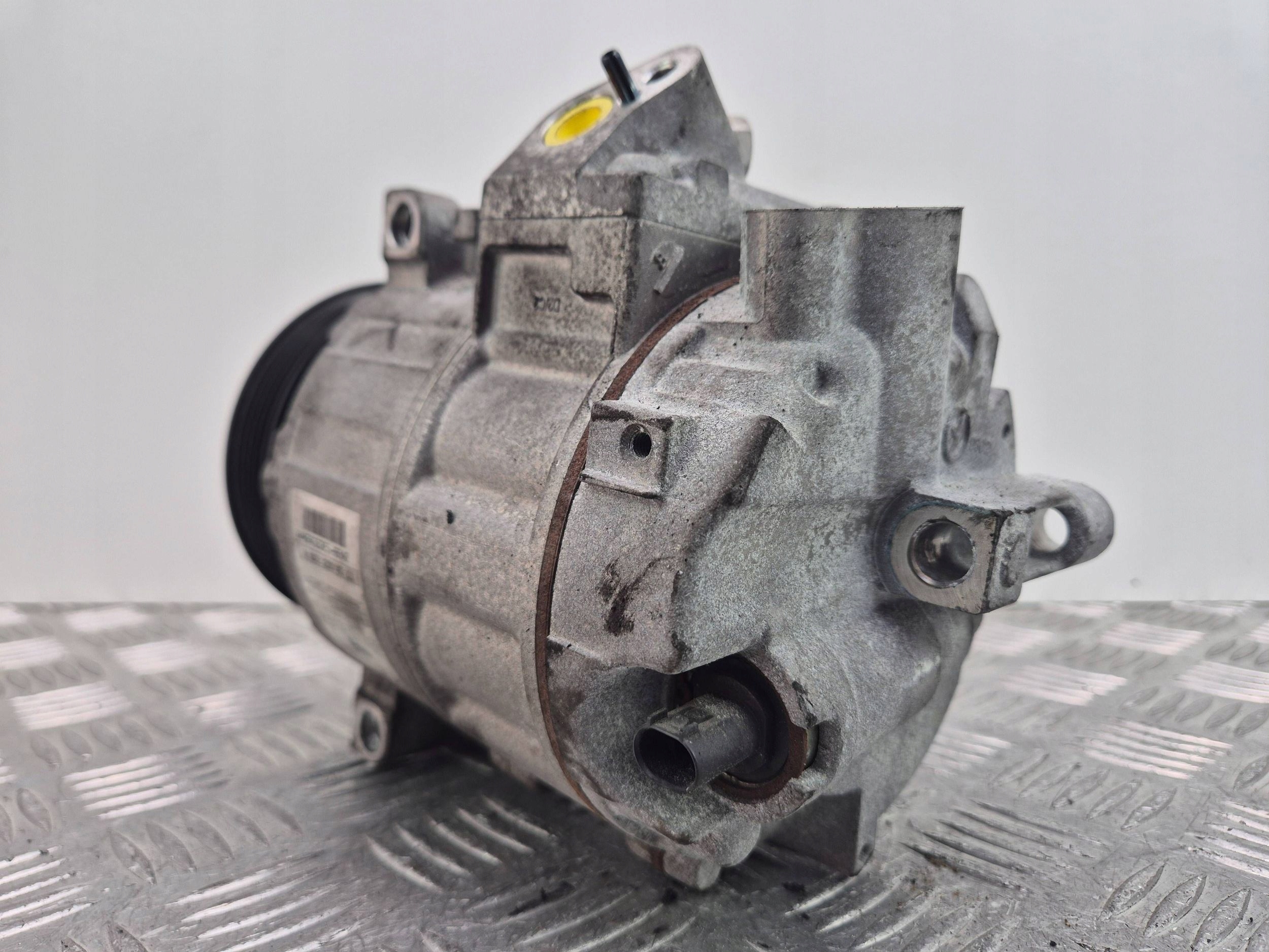 Mercedes E200 CGI W212 compressor; compressor of the air conditioning A0022304511